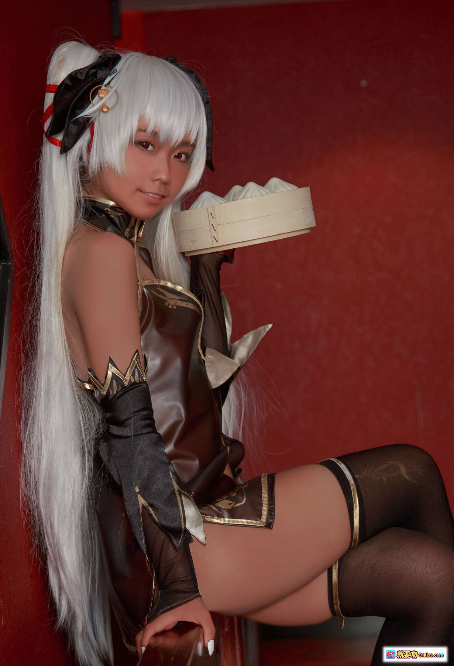 G44不会受伤 NO.024 褐色旗袍娘cosplay 白发双马尾 黑金装饰 高筒袜 持蒸笼写真 18P高清图集 - 就要吻
