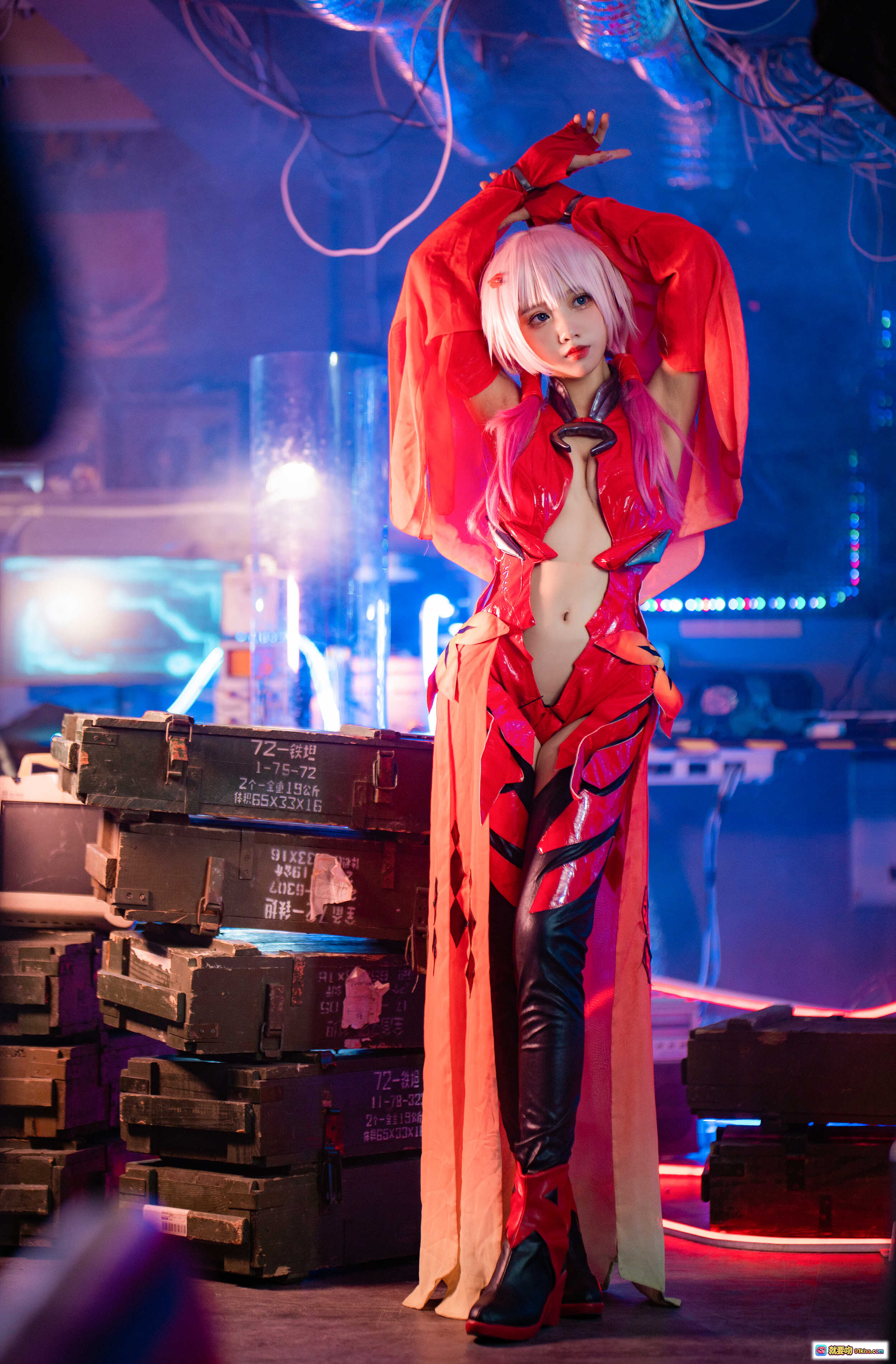 图片[3] - 果咩酱w NO.016 楪祈Cosplay电子图集｜红黑战衣跪姿持枪｜赛博朋克霓虹灯光效｜25P高清写真 - 就要吻