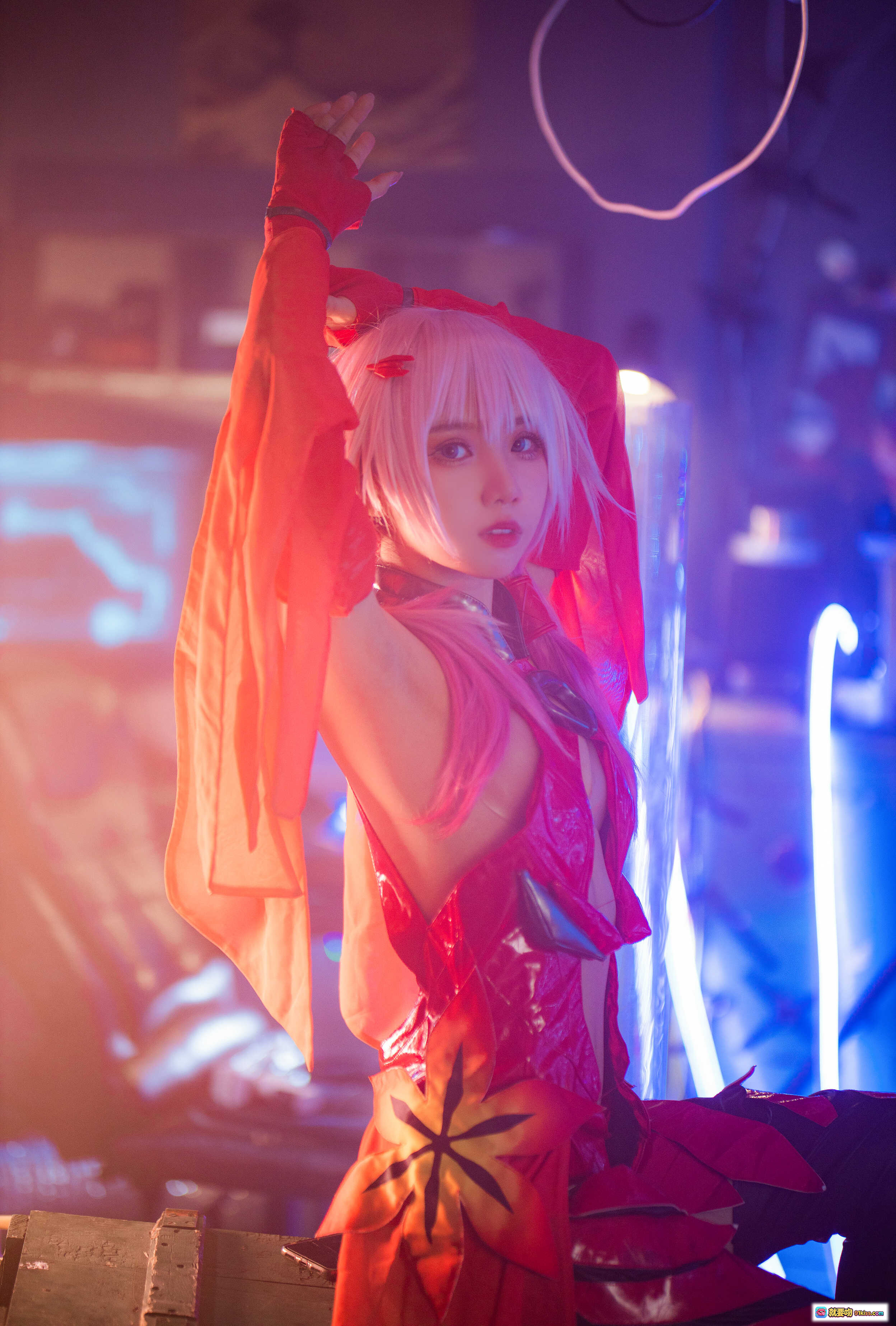 图片[5] - 果咩酱w NO.016 楪祈Cosplay电子图集｜红黑战衣跪姿持枪｜赛博朋克霓虹灯光效｜25P高清写真 - 就要吻