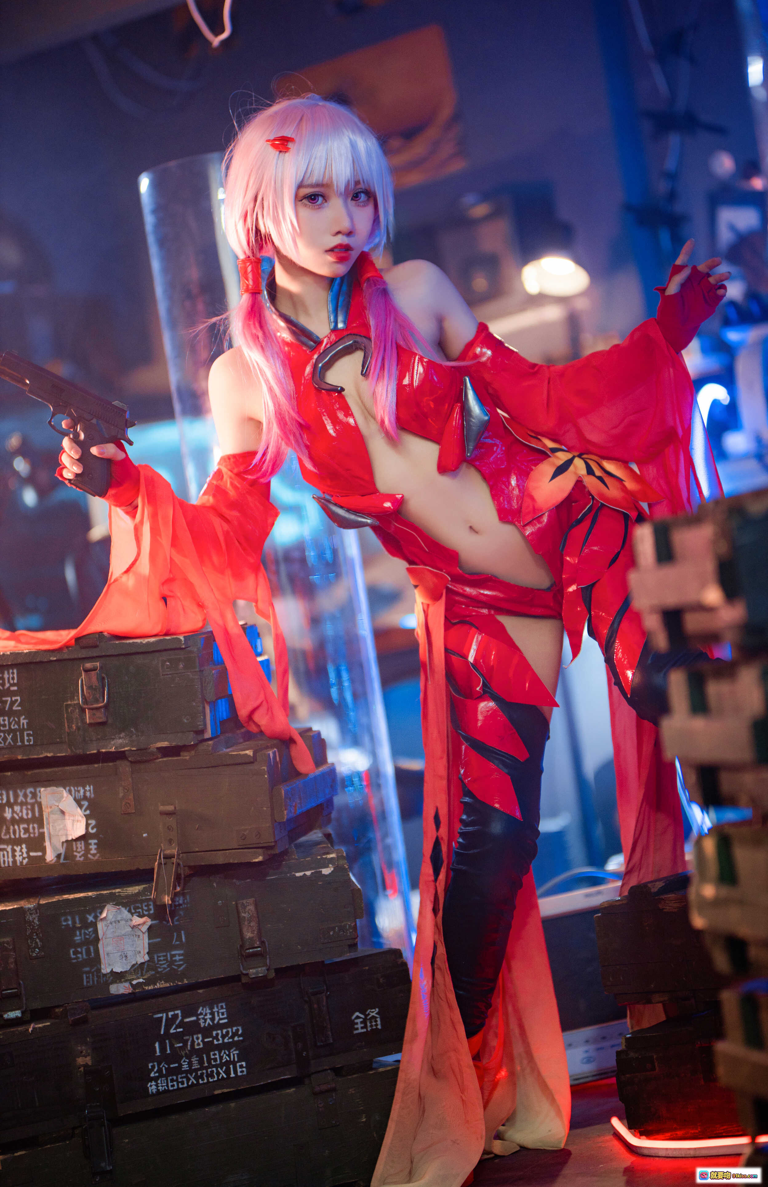 图片[4] - 果咩酱w NO.016 楪祈Cosplay电子图集｜红黑战衣跪姿持枪｜赛博朋克霓虹灯光效｜25P高清写真 - 就要吻