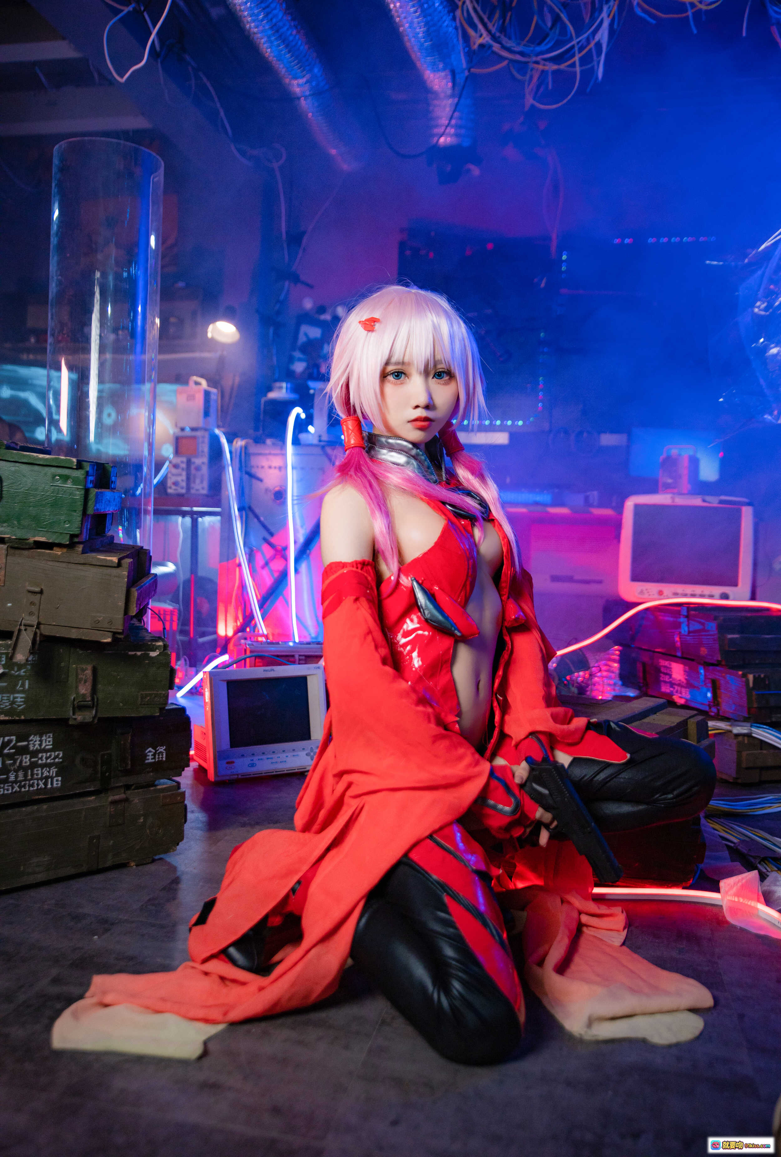 果咩酱w NO.016 楪祈Cosplay电子图集｜红黑战衣跪姿持枪｜赛博朋克霓虹灯光效｜25P高清写真 - 就要吻