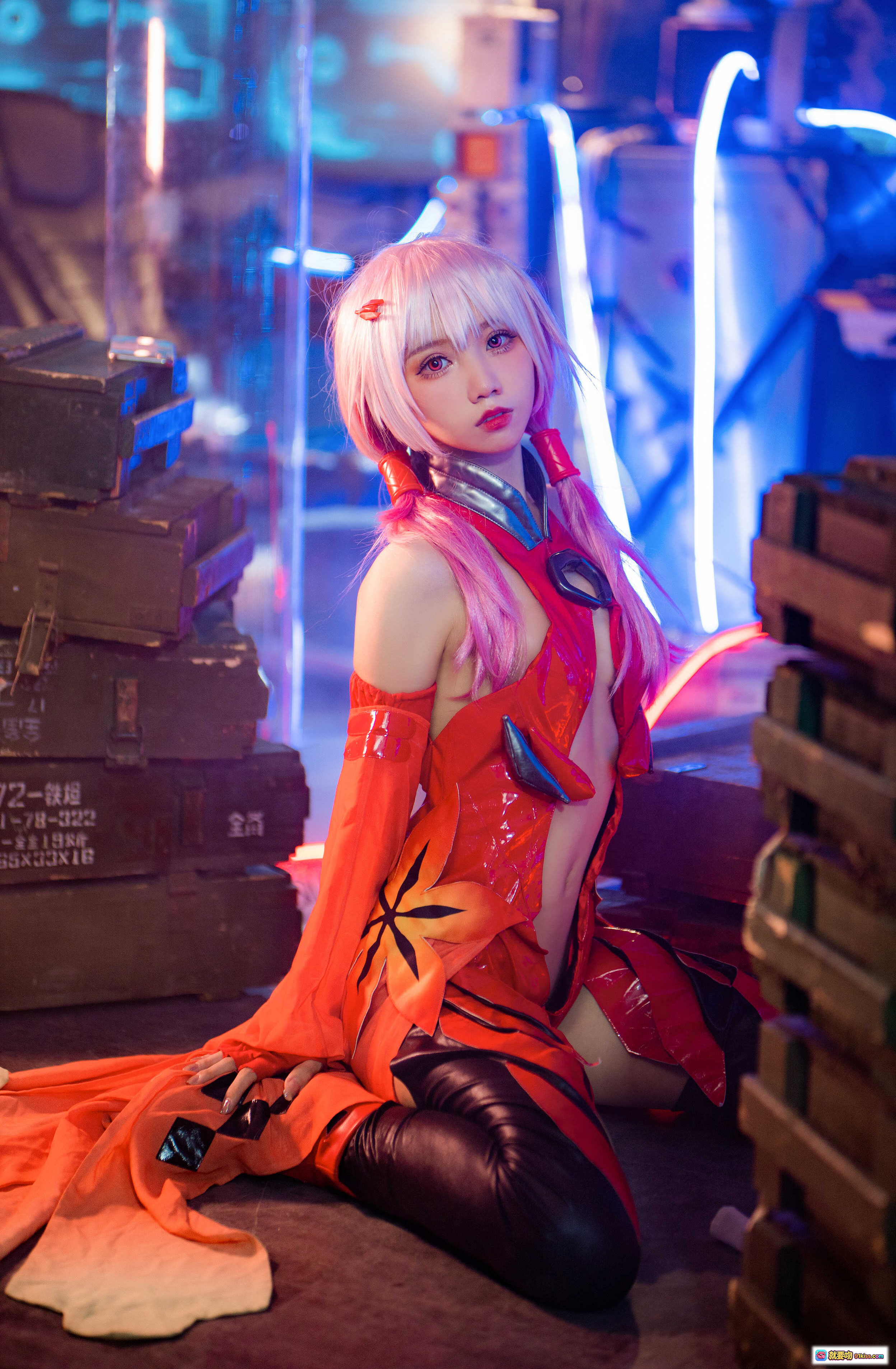 图片[7] - 果咩酱w NO.016 楪祈Cosplay电子图集｜红黑战衣跪姿持枪｜赛博朋克霓虹灯光效｜25P高清写真 - 就要吻