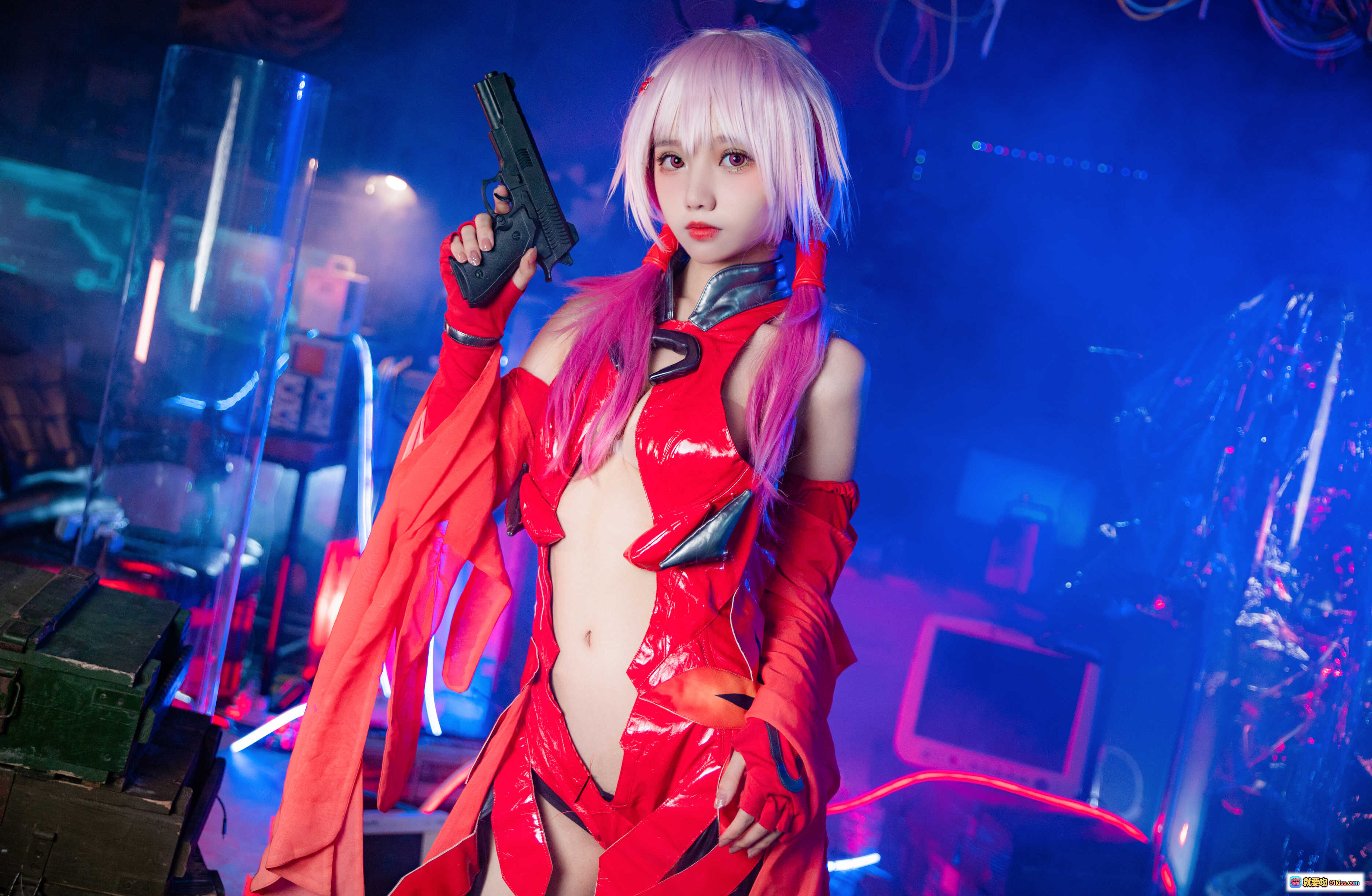图片[10] - 果咩酱w NO.016 楪祈Cosplay电子图集｜红黑战衣跪姿持枪｜赛博朋克霓虹灯光效｜25P高清写真 - 就要吻