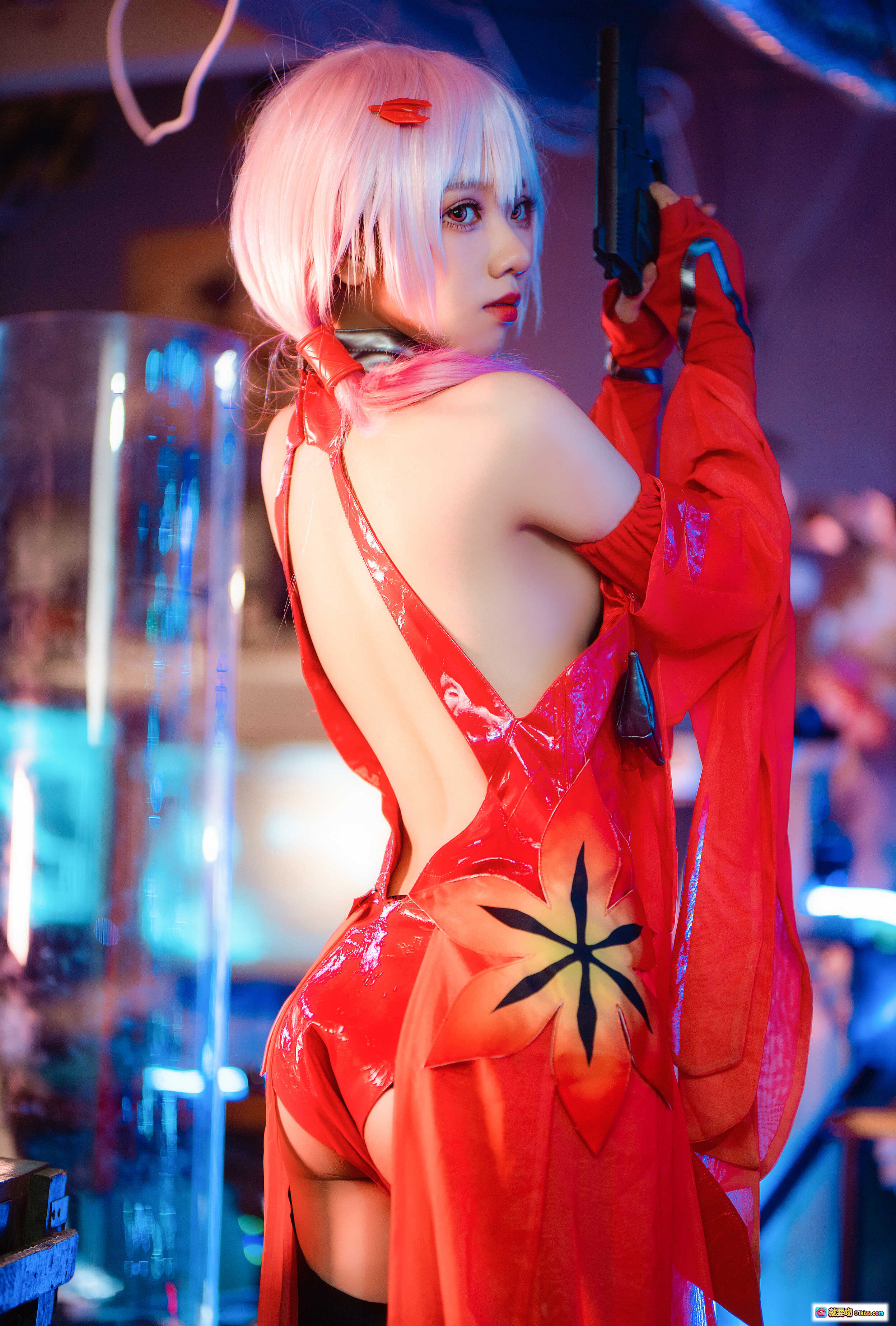 图片[6] - 果咩酱w NO.016 楪祈Cosplay电子图集｜红黑战衣跪姿持枪｜赛博朋克霓虹灯光效｜25P高清写真 - 就要吻