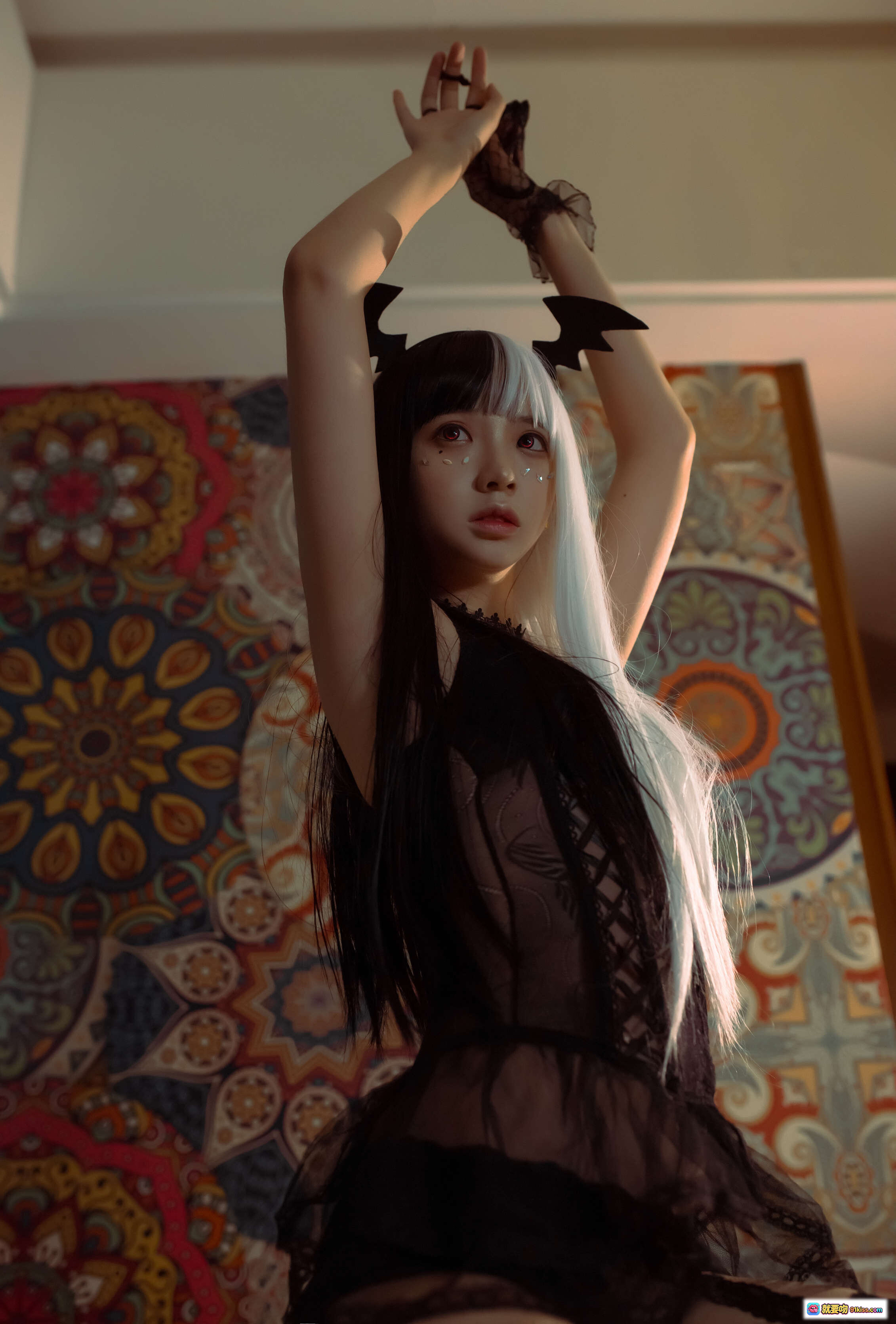 图片[5] - 疯猫ss NO.036 万圣小恶魔写真 | 黑白双色长发+蝙蝠发饰+蕾丝黑丝+暗黑系妆容+复古台灯氛围感 - 就要吻