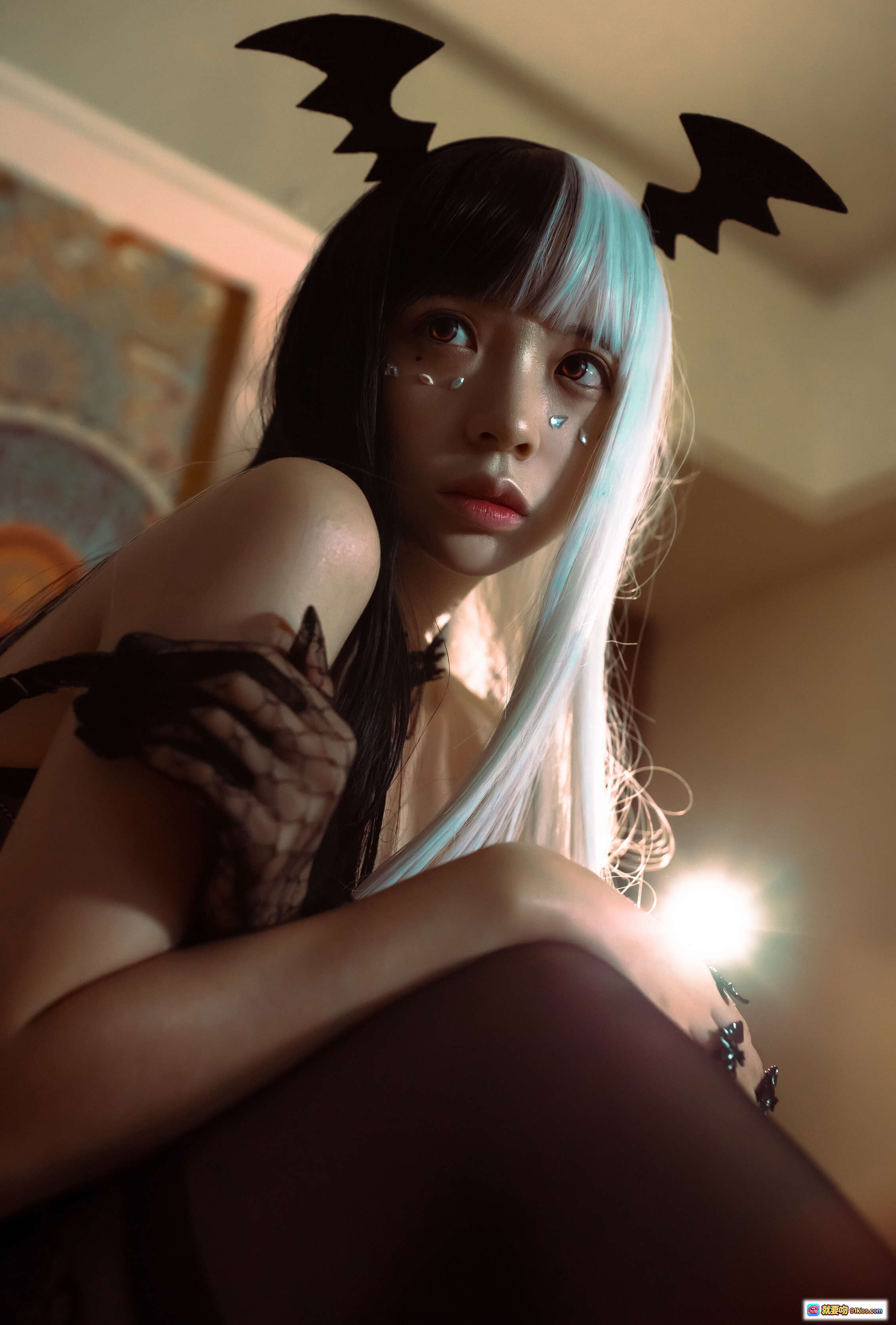 图片[9] - 疯猫ss NO.036 万圣小恶魔写真 | 黑白双色长发+蝙蝠发饰+蕾丝黑丝+暗黑系妆容+复古台灯氛围感 - 就要吻