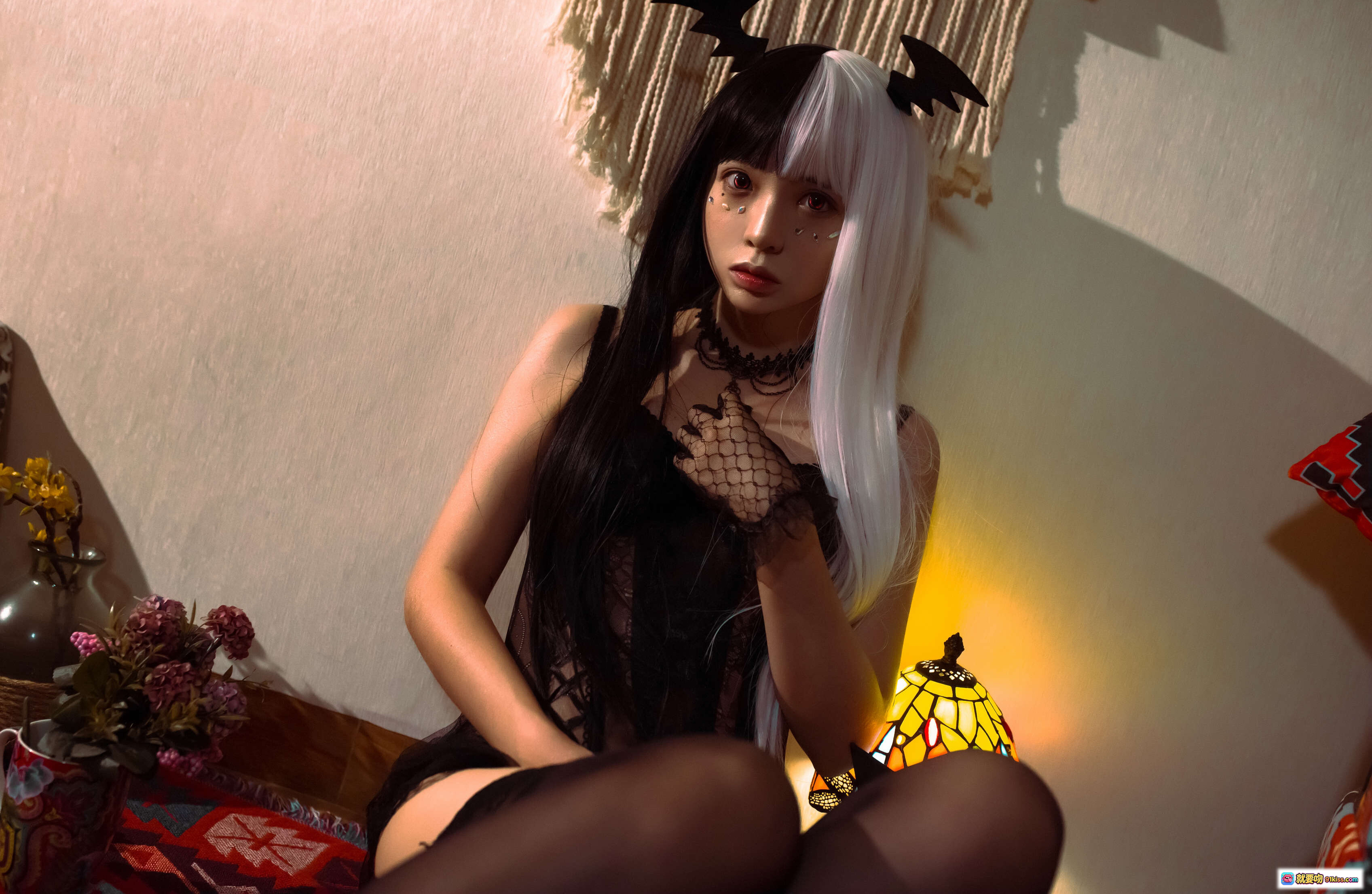 疯猫ss NO.036 万圣小恶魔写真 | 黑白双色长发+蝙蝠发饰+蕾丝黑丝+暗黑系妆容+复古台灯氛围感 - 就要吻
