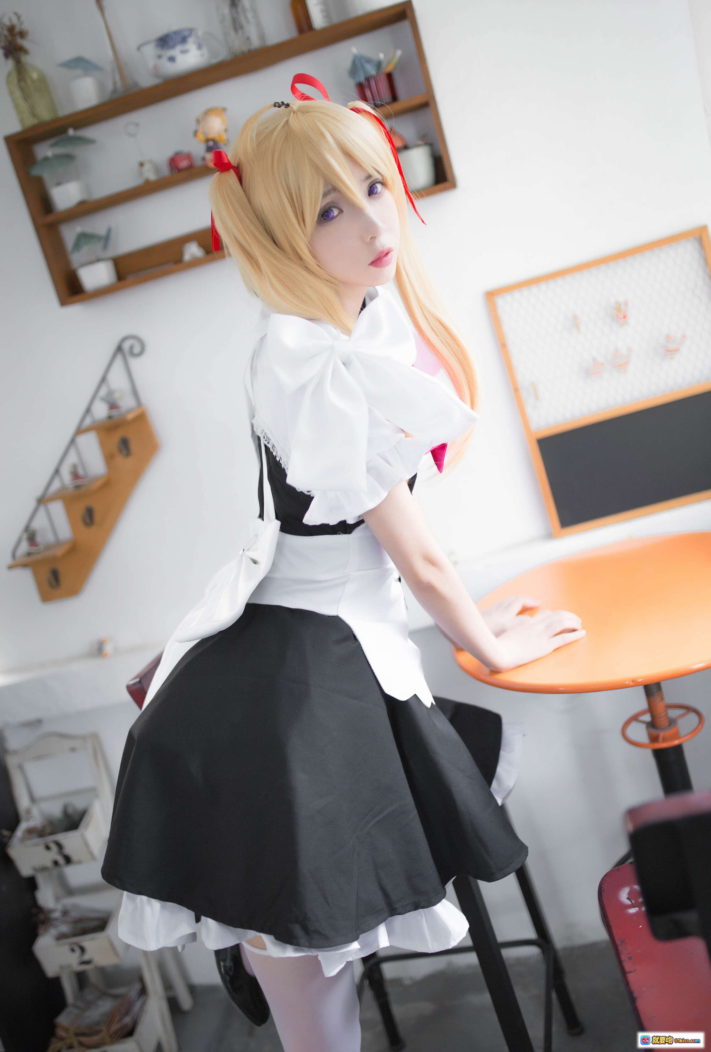 图片[2] - 疯猫ss NO.072 弹妹cosplay 白色女仆装 粉色蝴蝶结 金发双马尾 白丝黑鞋 室内写真 10P高清图集 - 就要吻