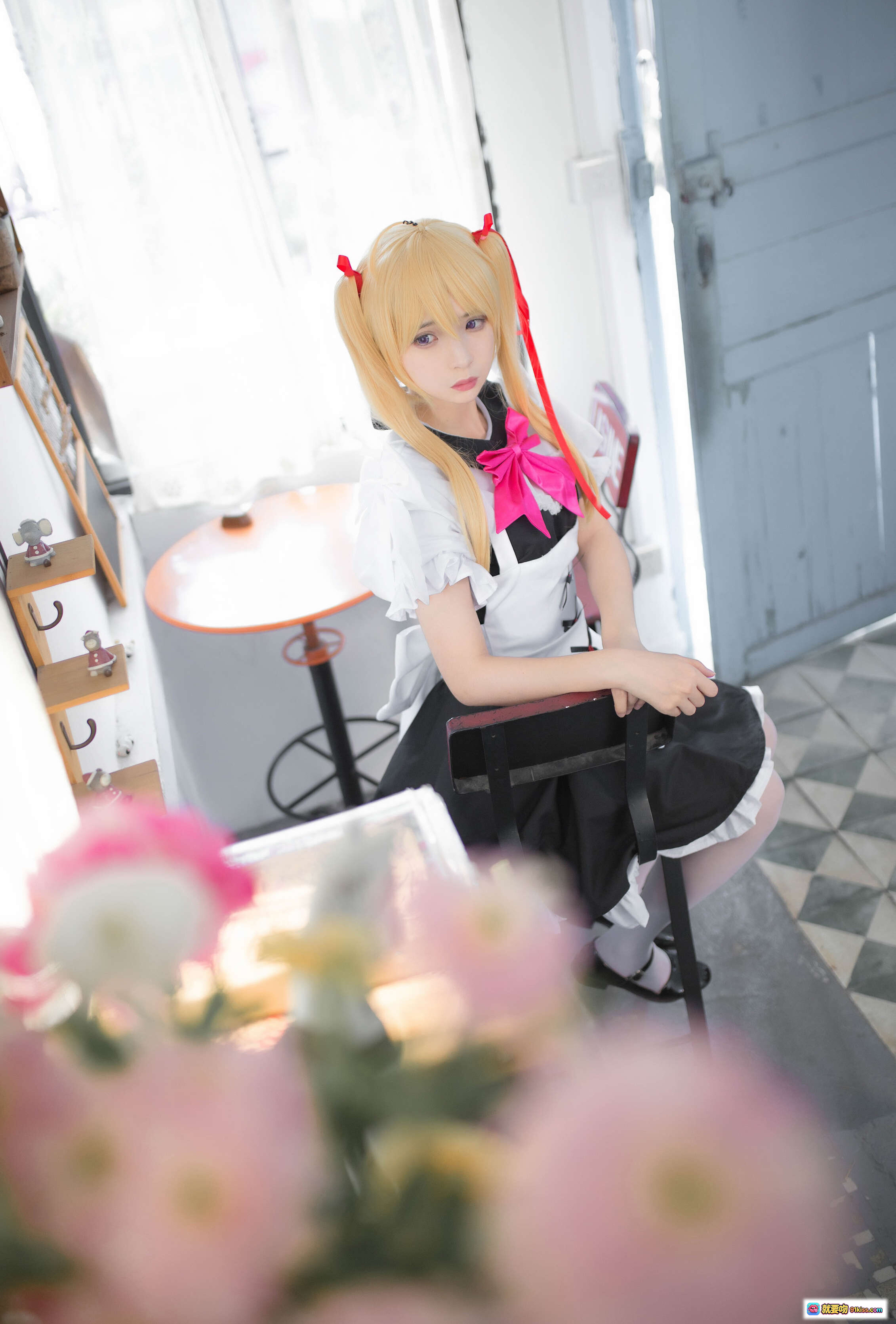 图片[9] - 疯猫ss NO.072 弹妹cosplay 白色女仆装 粉色蝴蝶结 金发双马尾 白丝黑鞋 室内写真 10P高清图集 - 就要吻