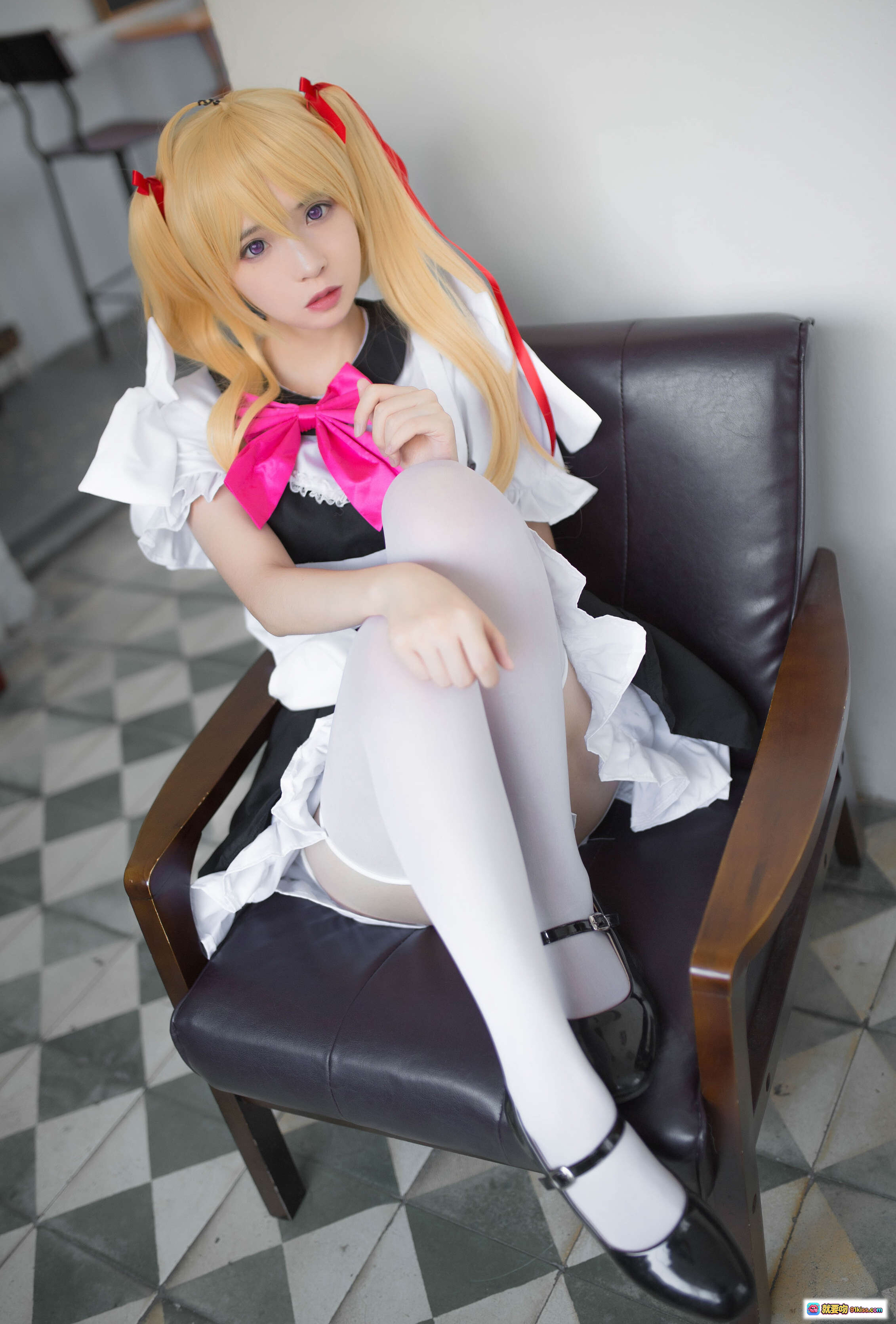 图片[6] - 疯猫ss NO.072 弹妹cosplay 白色女仆装 粉色蝴蝶结 金发双马尾 白丝黑鞋 室内写真 10P高清图集 - 就要吻