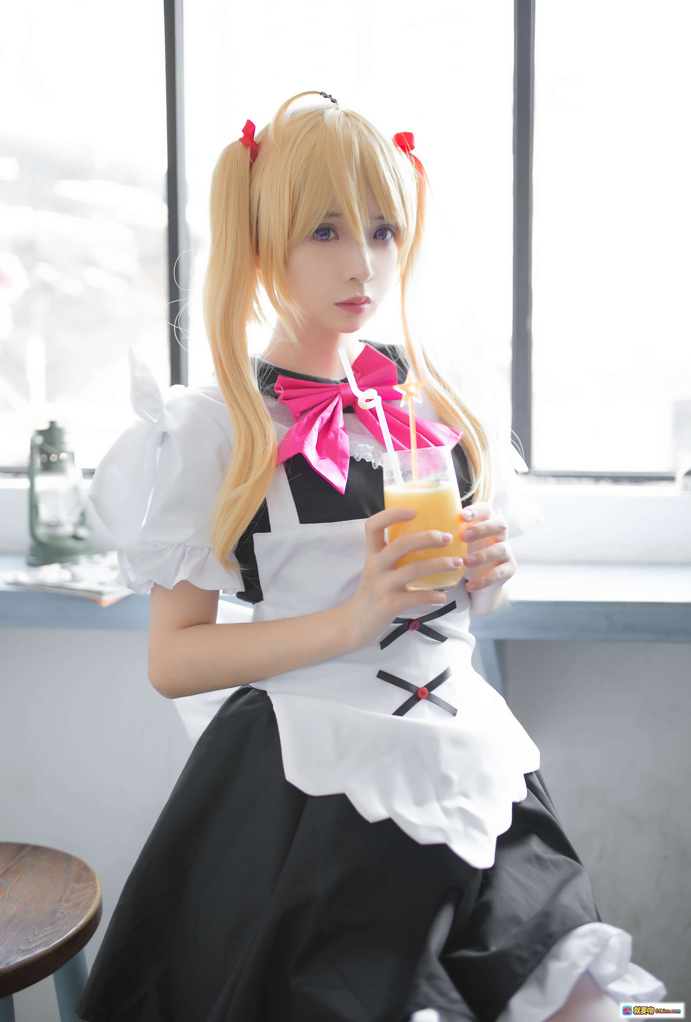 图片[7] - 疯猫ss NO.072 弹妹cosplay 白色女仆装 粉色蝴蝶结 金发双马尾 白丝黑鞋 室内写真 10P高清图集 - 就要吻