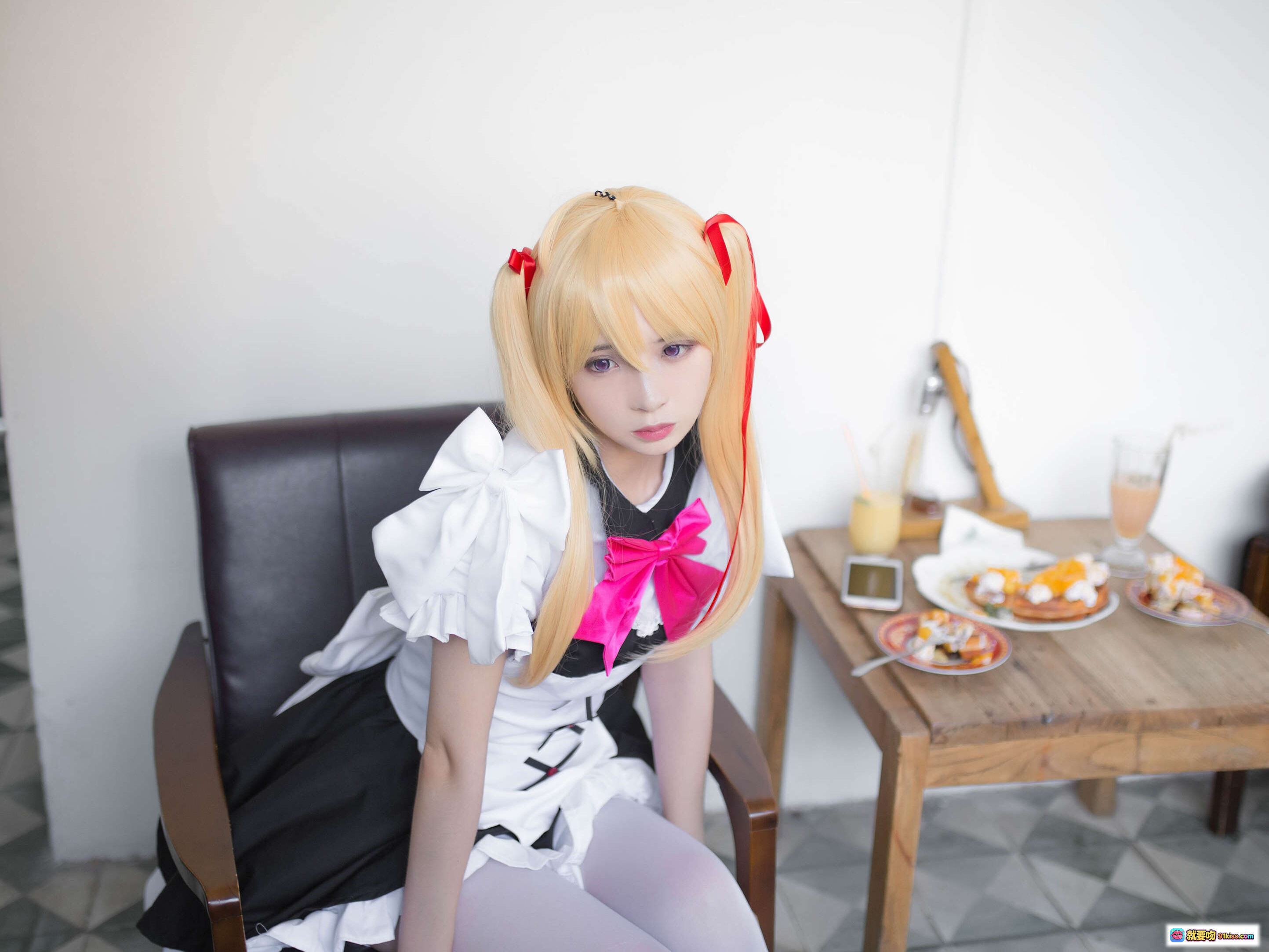 图片[8] - 疯猫ss NO.072 弹妹cosplay 白色女仆装 粉色蝴蝶结 金发双马尾 白丝黑鞋 室内写真 10P高清图集 - 就要吻