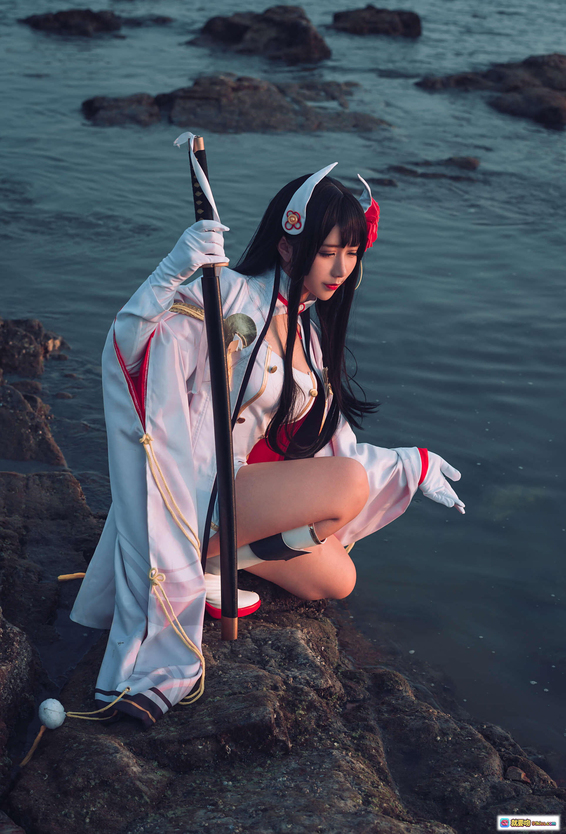 图片[2] - 九曲Jean NO.005 碧蓝航线比睿cosplay海边岩石写真 白色水手服黑丝长腿持刀造型 - 就要吻