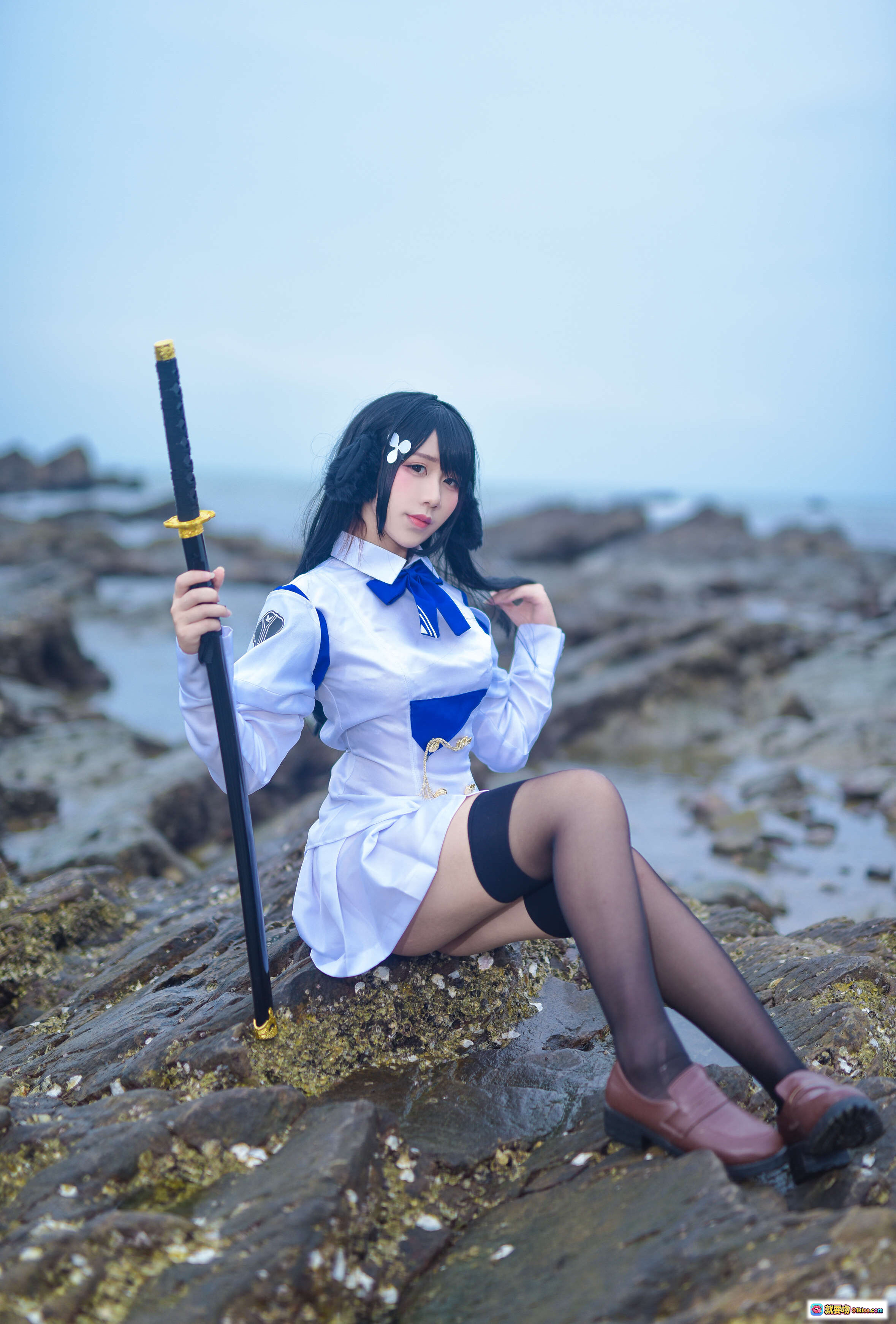 图片[3] - 九曲Jean NO.005 碧蓝航线比睿cosplay海边岩石写真 白色水手服黑丝长腿持刀造型 - 就要吻