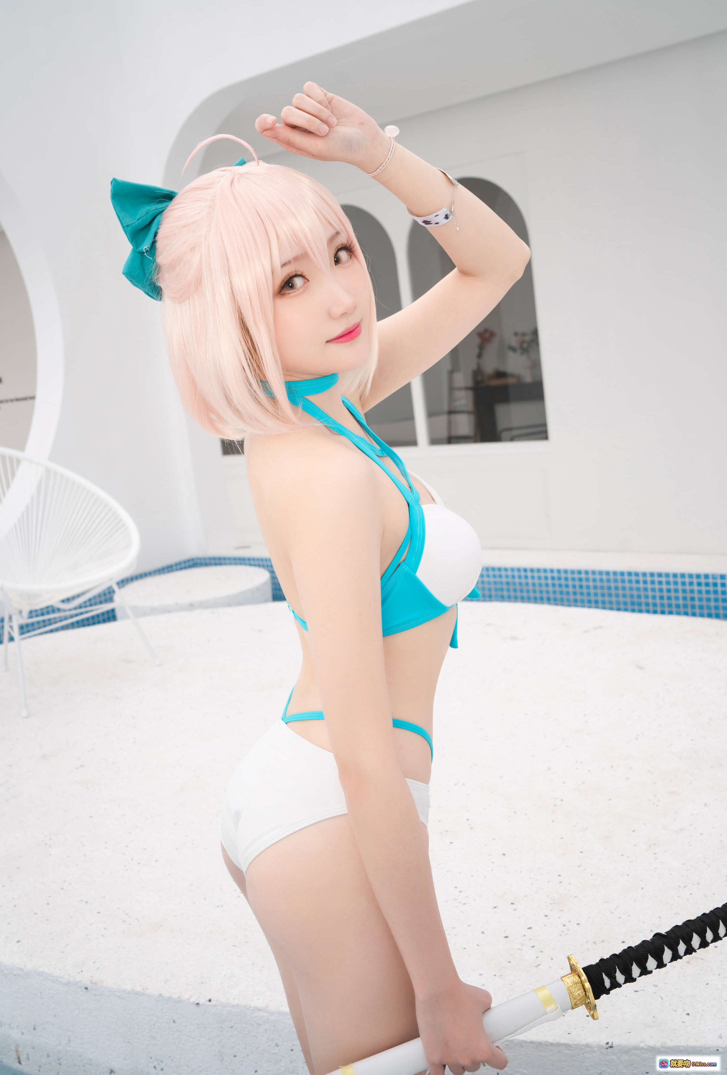 图片[4] - 瓜希酱NO.022总司水着满破Cosplay写真｜粉发少女泳装+青蝴蝶结+日式刀具泳池边美拍 - 就要吻