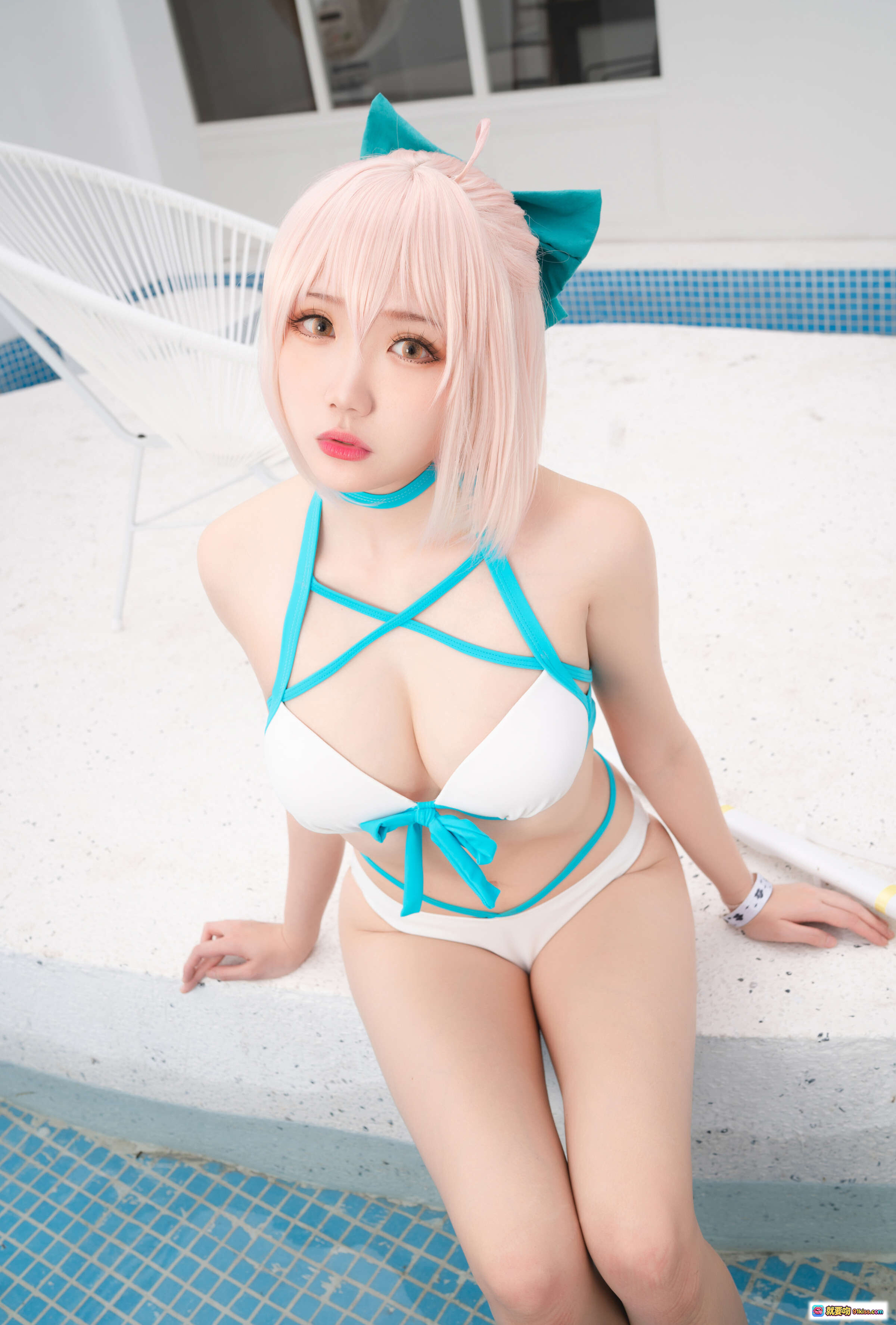 图片[8] - 瓜希酱NO.022总司水着满破Cosplay写真｜粉发少女泳装+青蝴蝶结+日式刀具泳池边美拍 - 就要吻