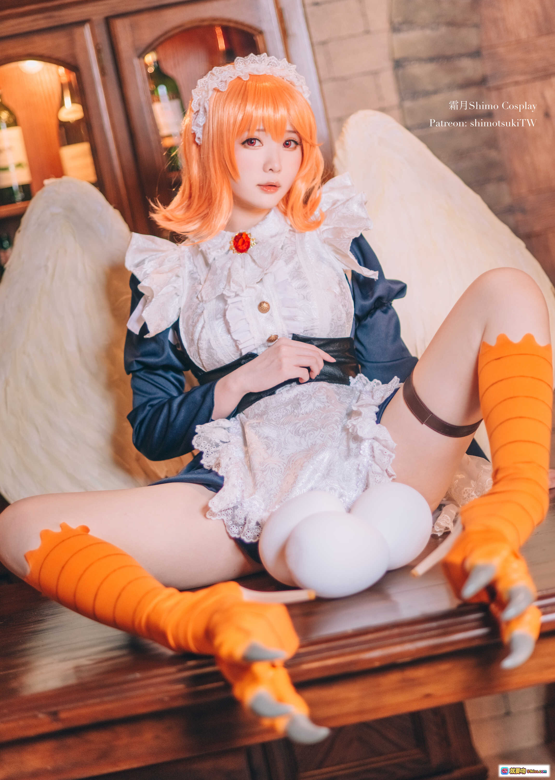 图片[5] - 霜月Shimo Cosplay梅多莉天使装 15P高清写真 橙发白翼蓝裙蕾丝细节 优雅坐姿室内复古风 - 就要吻