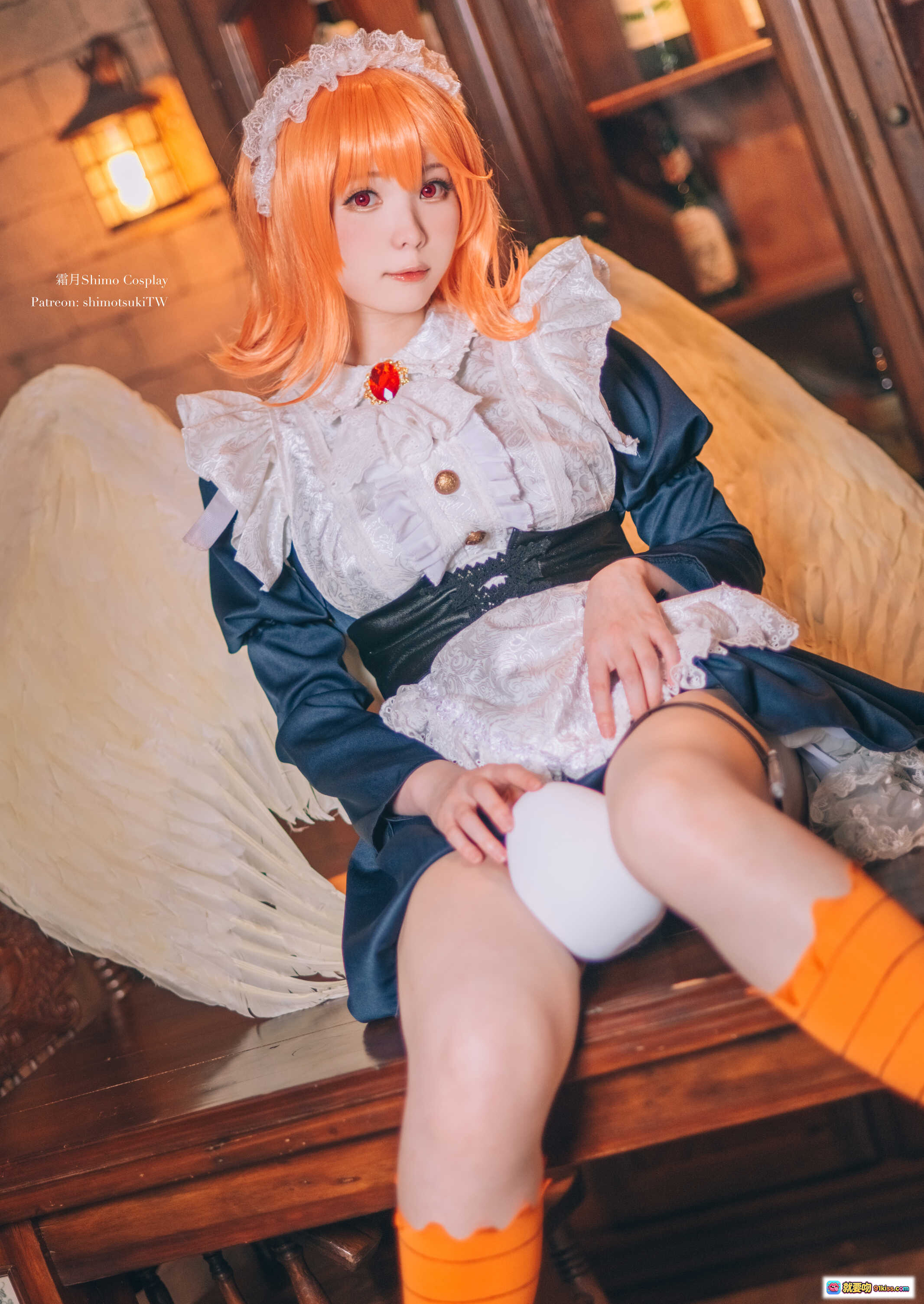 图片[4] - 霜月Shimo Cosplay梅多莉天使装 15P高清写真 橙发白翼蓝裙蕾丝细节 优雅坐姿室内复古风 - 就要吻