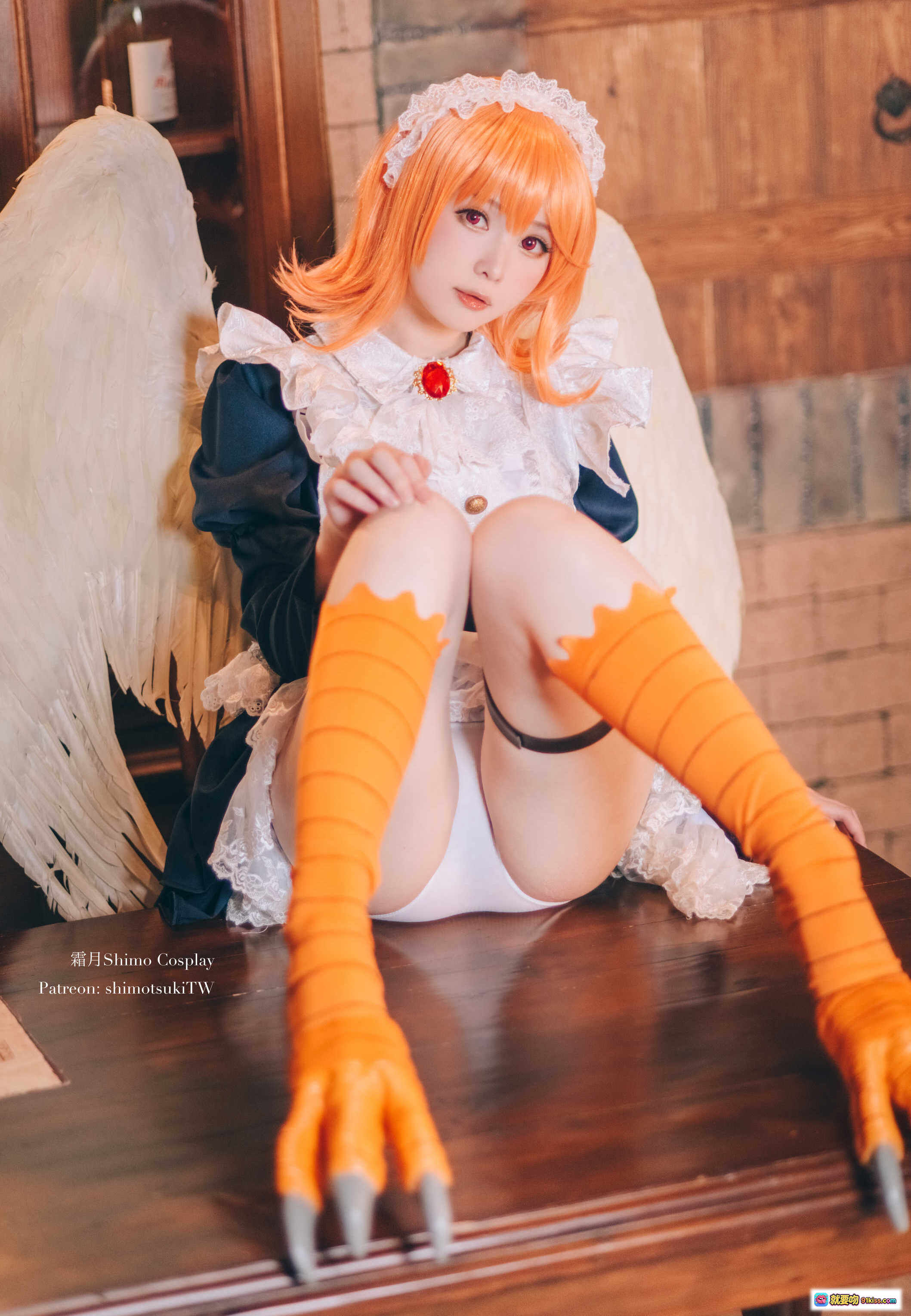 图片[6] - 霜月Shimo Cosplay梅多莉天使装 15P高清写真 橙发白翼蓝裙蕾丝细节 优雅坐姿室内复古风 - 就要吻