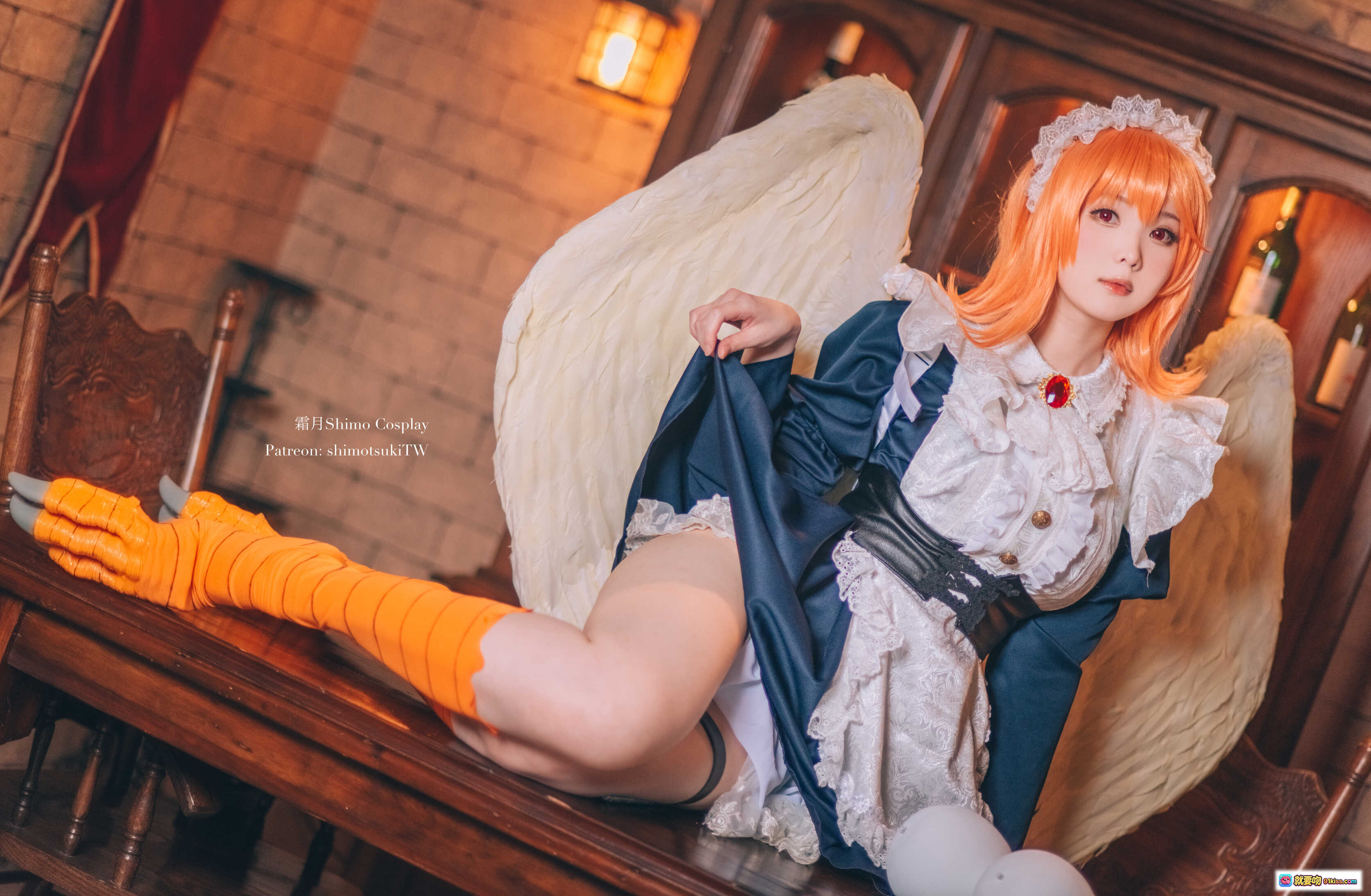 霜月Shimo Cosplay梅多莉天使装 15P高清写真 橙发白翼蓝裙蕾丝细节 优雅坐姿室内复古风 - 就要吻