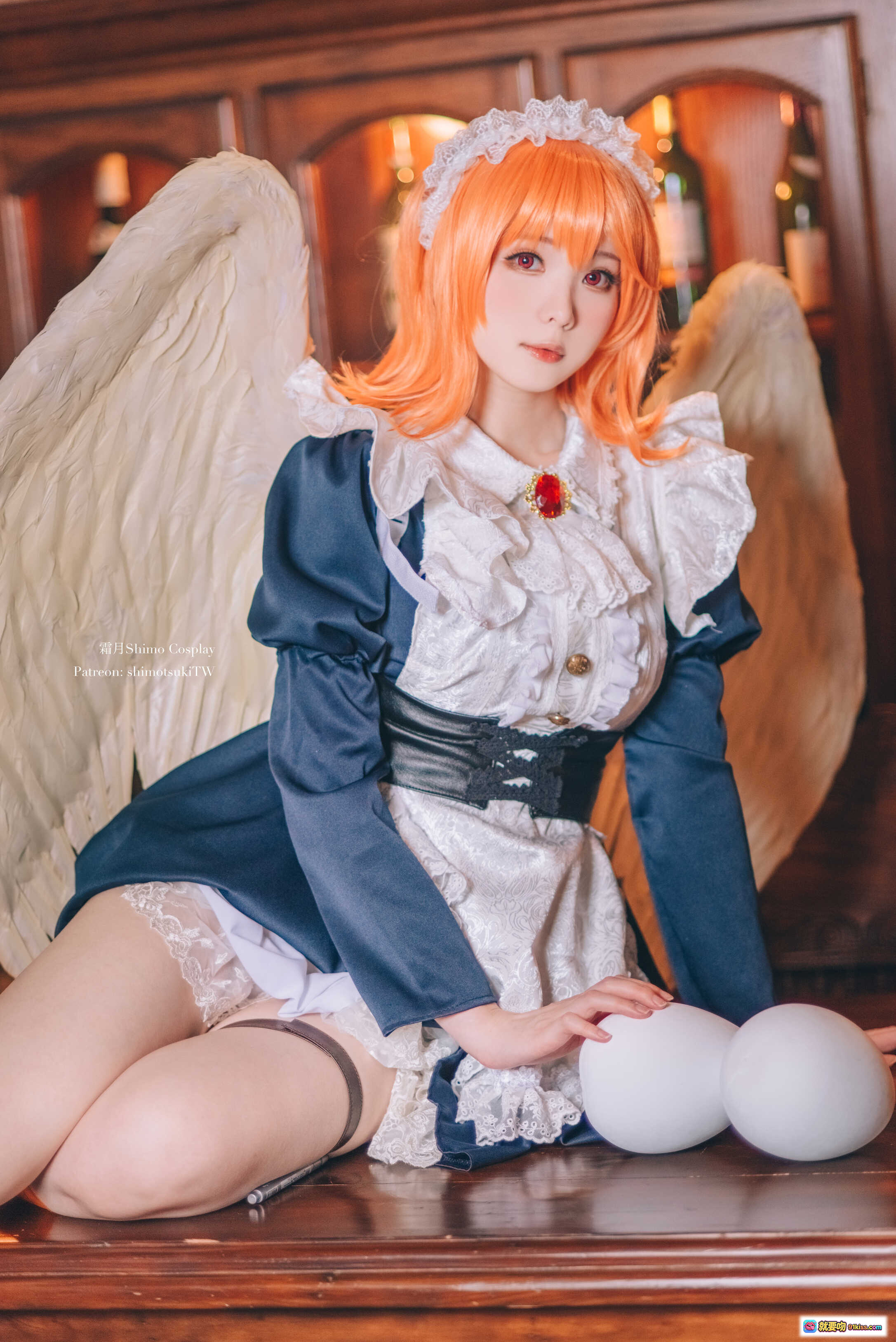 图片[3] - 霜月Shimo Cosplay梅多莉天使装 15P高清写真 橙发白翼蓝裙蕾丝细节 优雅坐姿室内复古风 - 就要吻