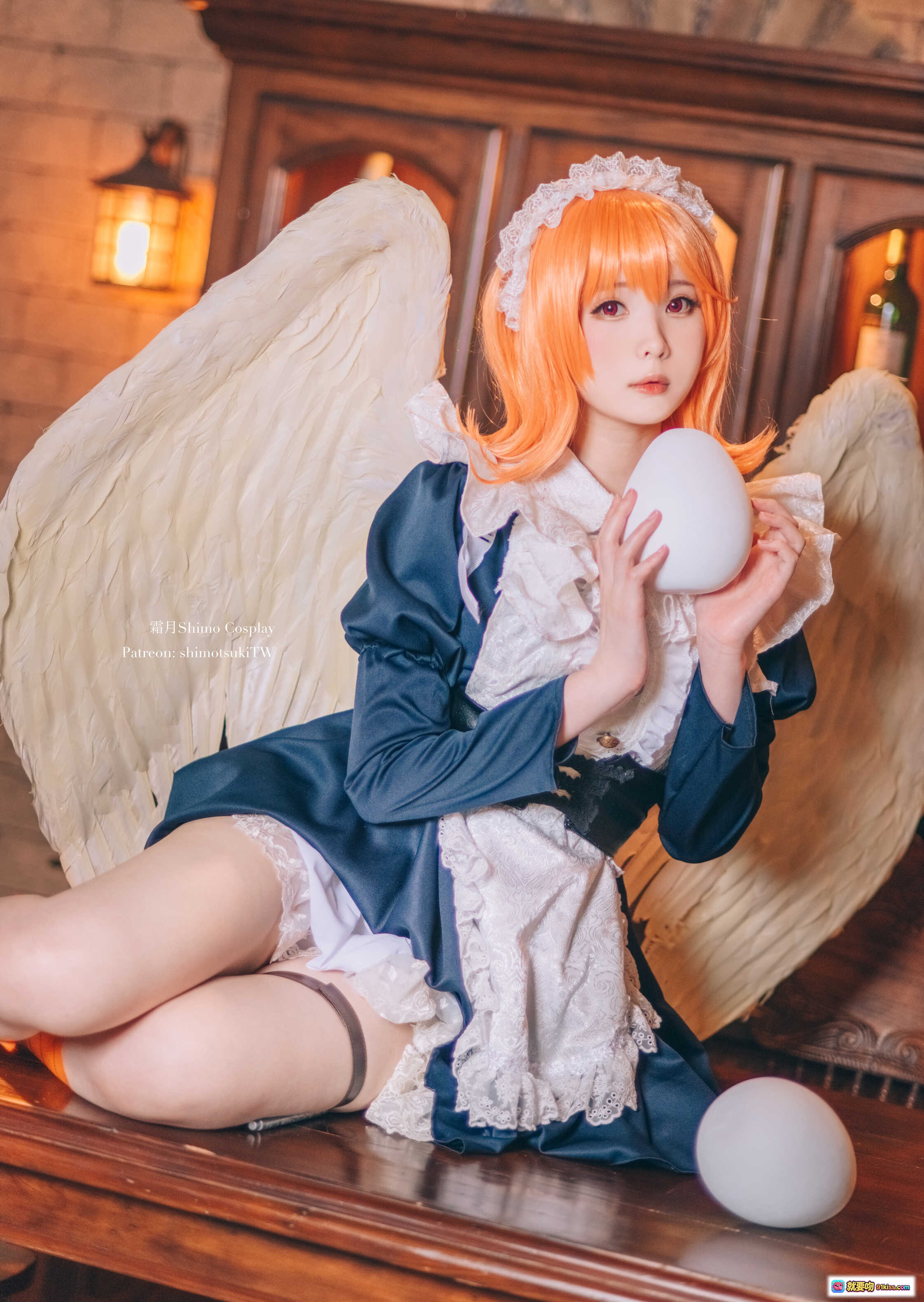 图片[2] - 霜月Shimo Cosplay梅多莉天使装 15P高清写真 橙发白翼蓝裙蕾丝细节 优雅坐姿室内复古风 - 就要吻