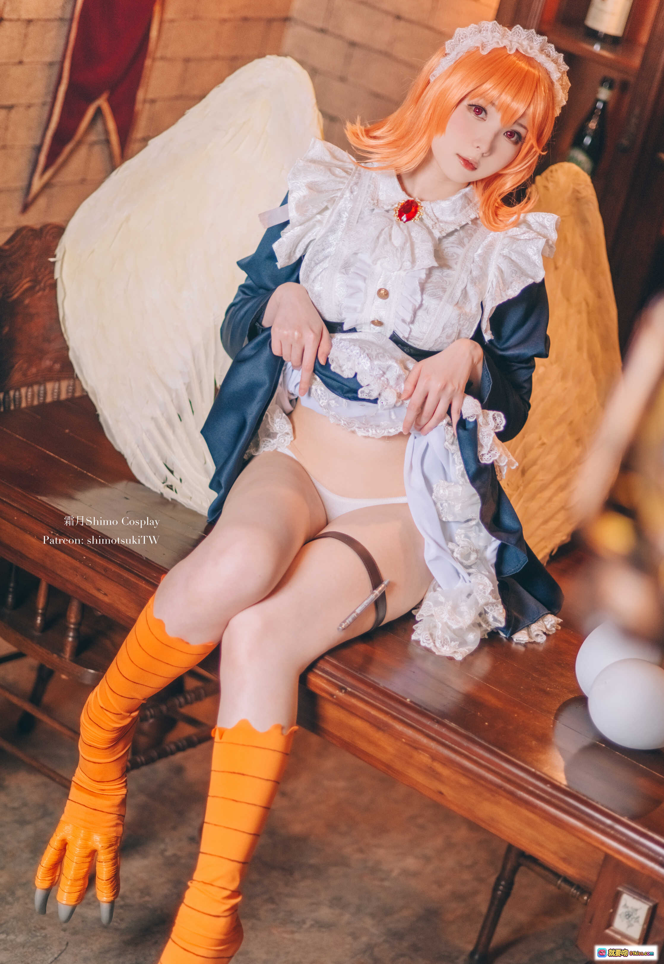 图片[7] - 霜月Shimo Cosplay梅多莉天使装 15P高清写真 橙发白翼蓝裙蕾丝细节 优雅坐姿室内复古风 - 就要吻
