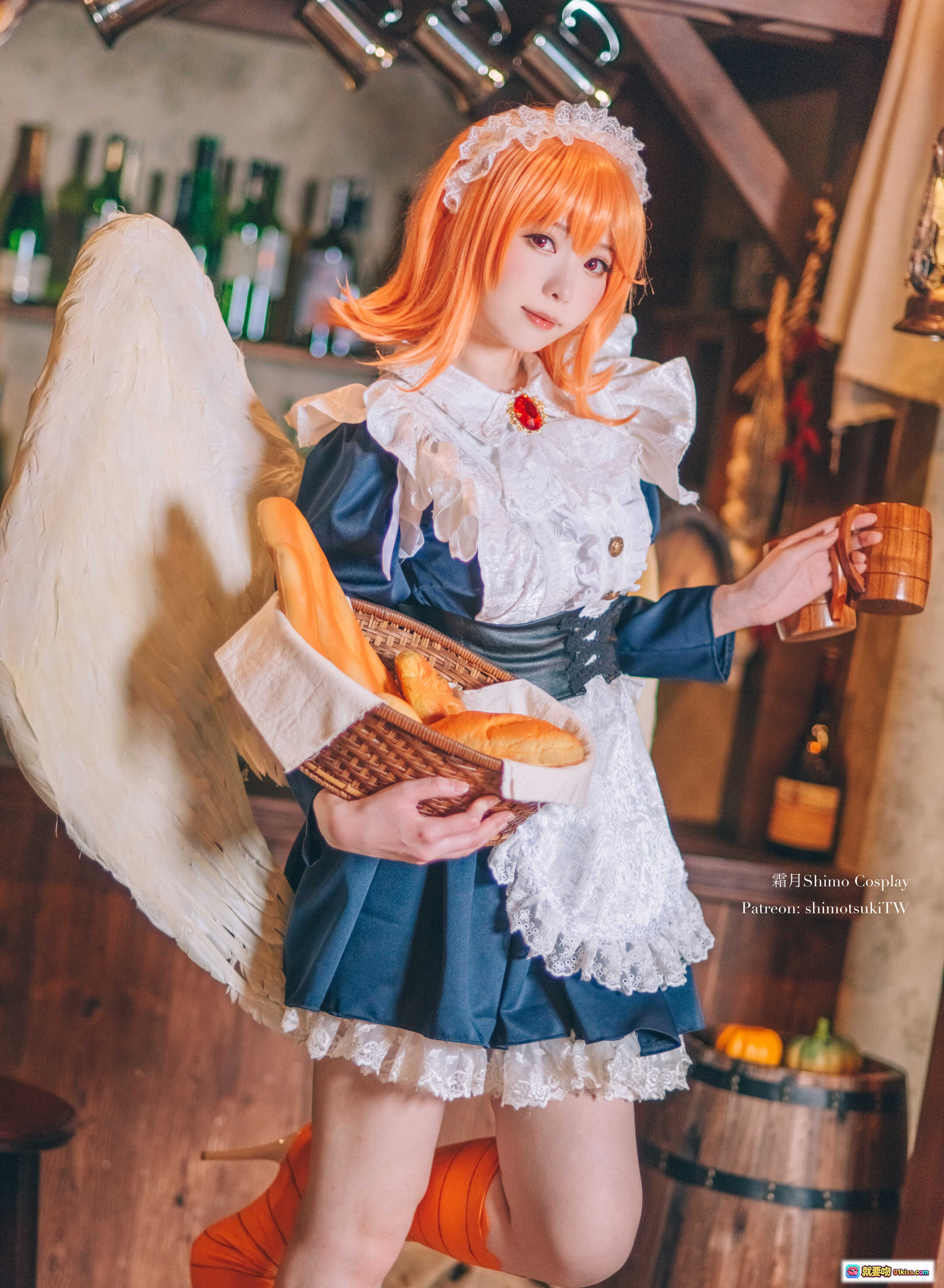 图片[9] - 霜月Shimo Cosplay梅多莉天使装 15P高清写真 橙发白翼蓝裙蕾丝细节 优雅坐姿室内复古风 - 就要吻