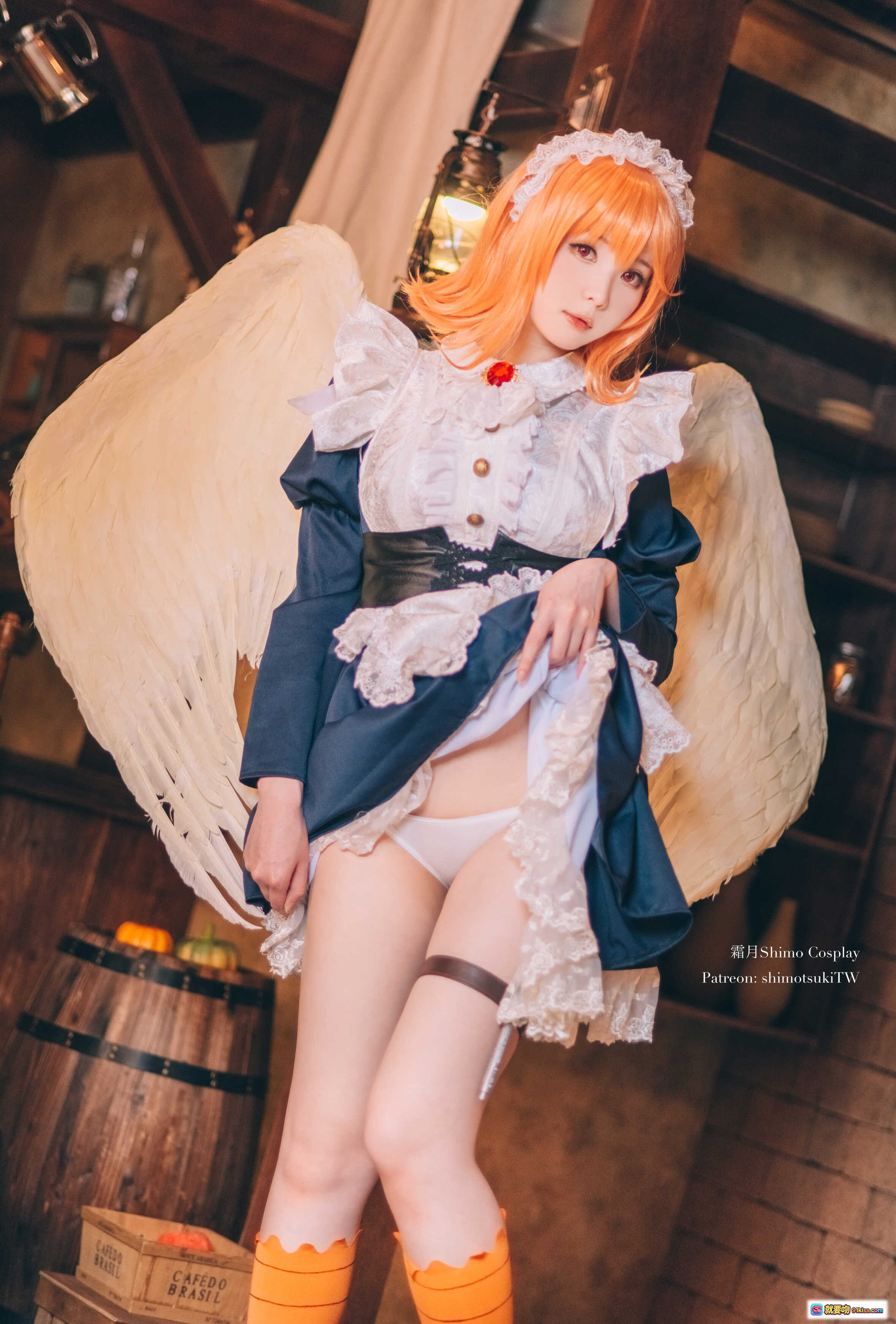 图片[10] - 霜月Shimo Cosplay梅多莉天使装 15P高清写真 橙发白翼蓝裙蕾丝细节 优雅坐姿室内复古风 - 就要吻