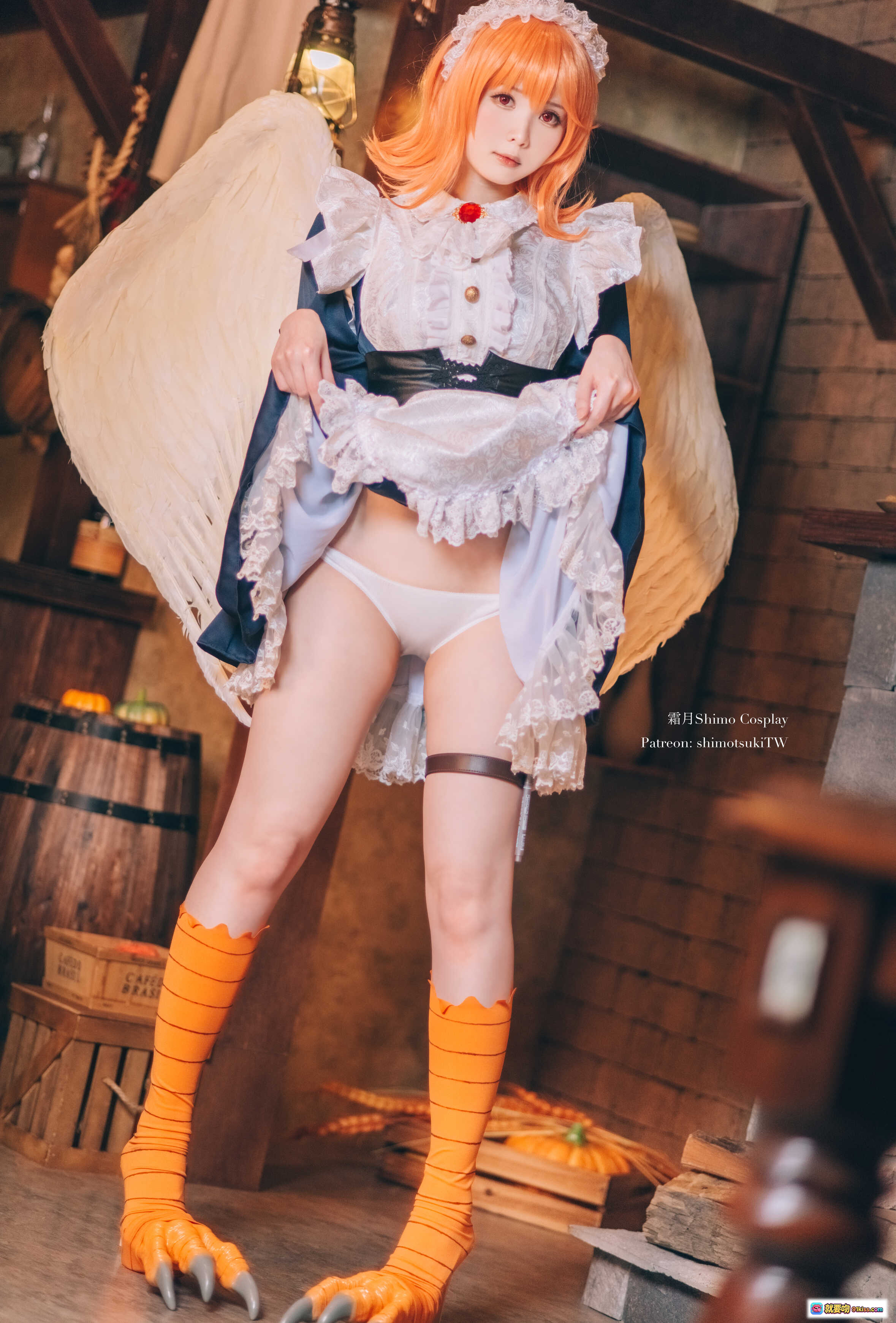 图片[8] - 霜月Shimo Cosplay梅多莉天使装 15P高清写真 橙发白翼蓝裙蕾丝细节 优雅坐姿室内复古风 - 就要吻