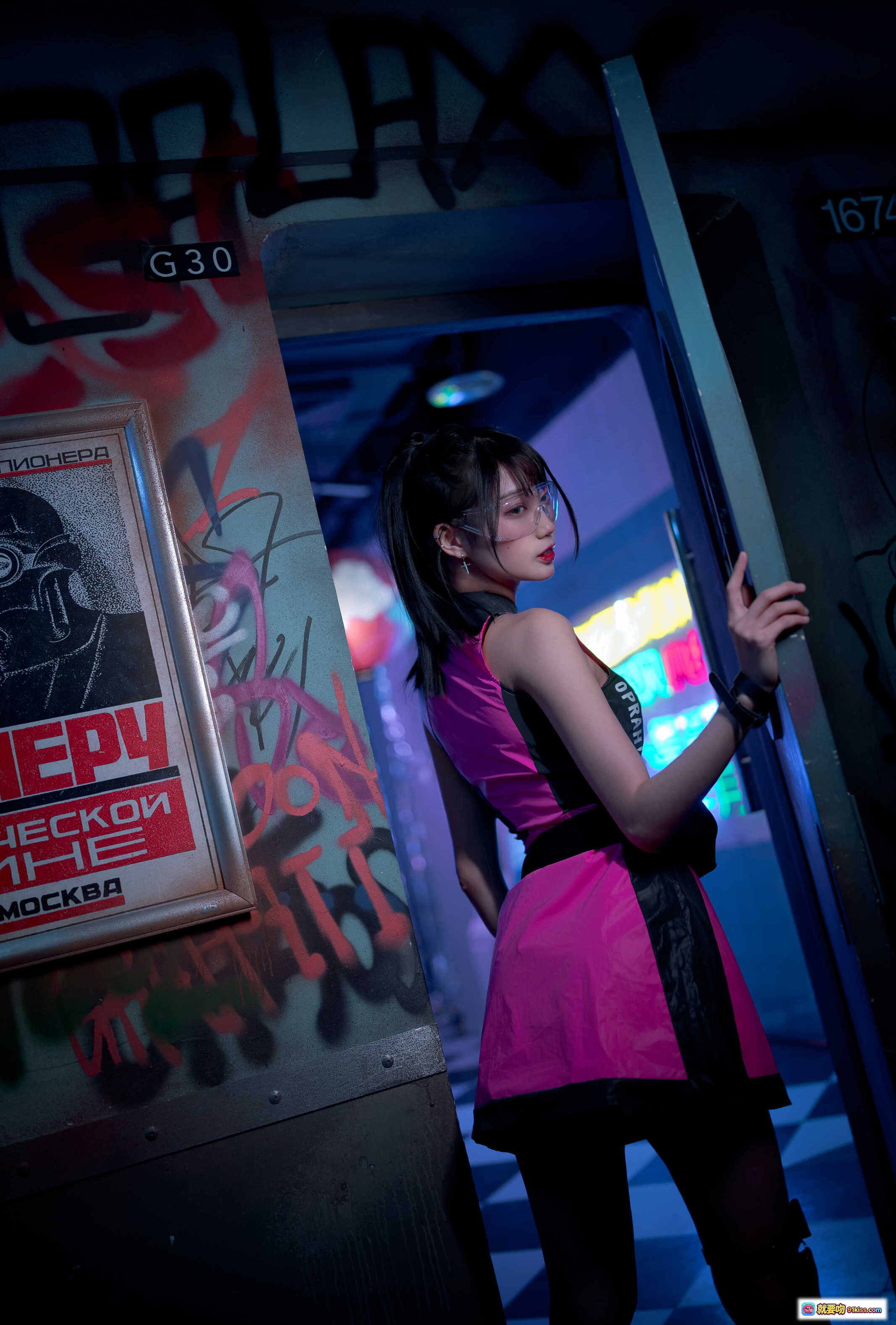 图片[8] - 周叽可爱兔兔NO.009银河社区写真｜霓虹光影少女风｜粉色运动风穿搭｜42P高清图集 - 就要吻