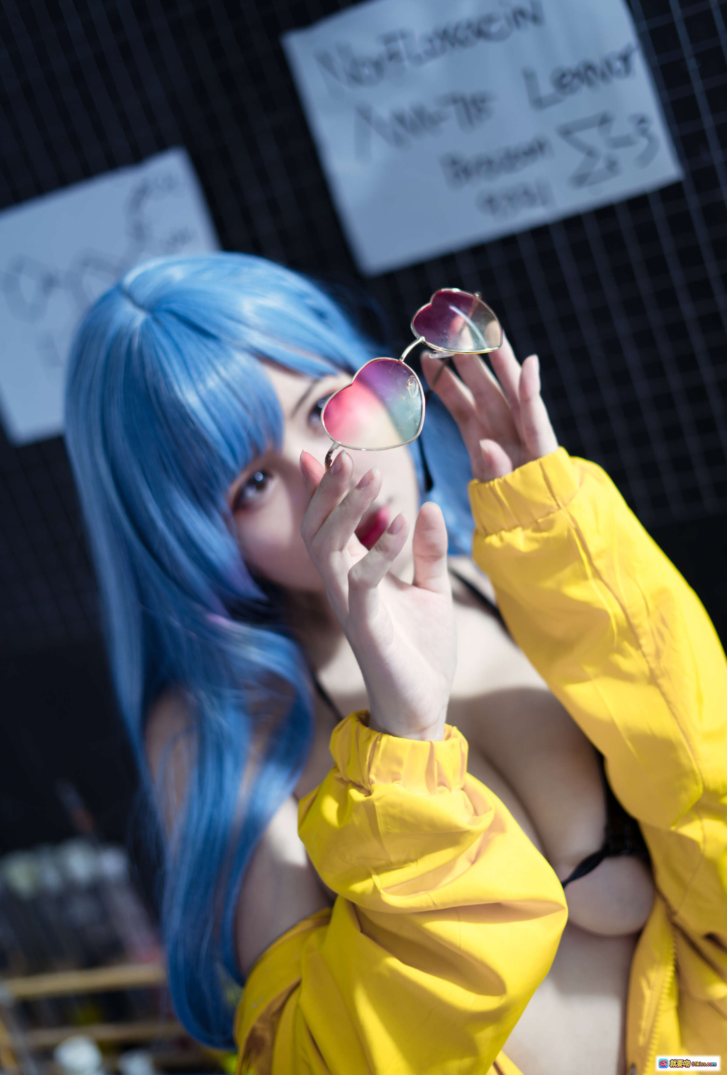 图片[3] - 小仓千代蓝发性感写真｜黄色外套黑比基尼｜透明玻璃箱光影艺术｜6月舰长限定40P高清图集 - 就要吻