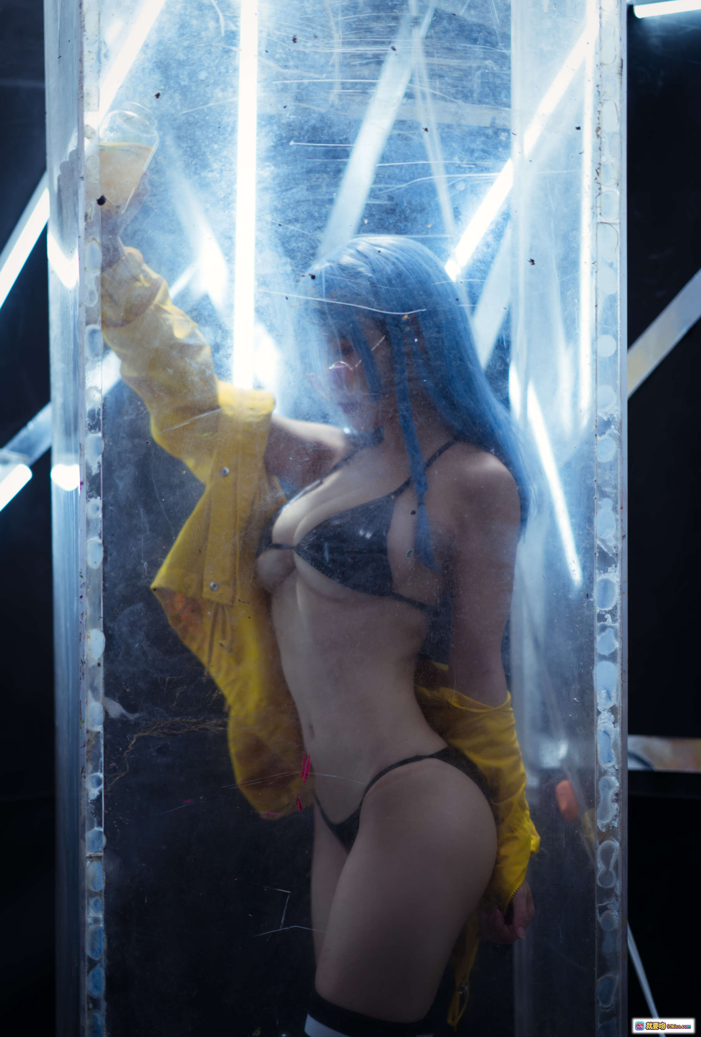 图片[1] - 小仓千代蓝发性感写真｜黄色外套黑比基尼｜透明玻璃箱光影艺术｜6月舰长限定40P高清图集 - 就要吻