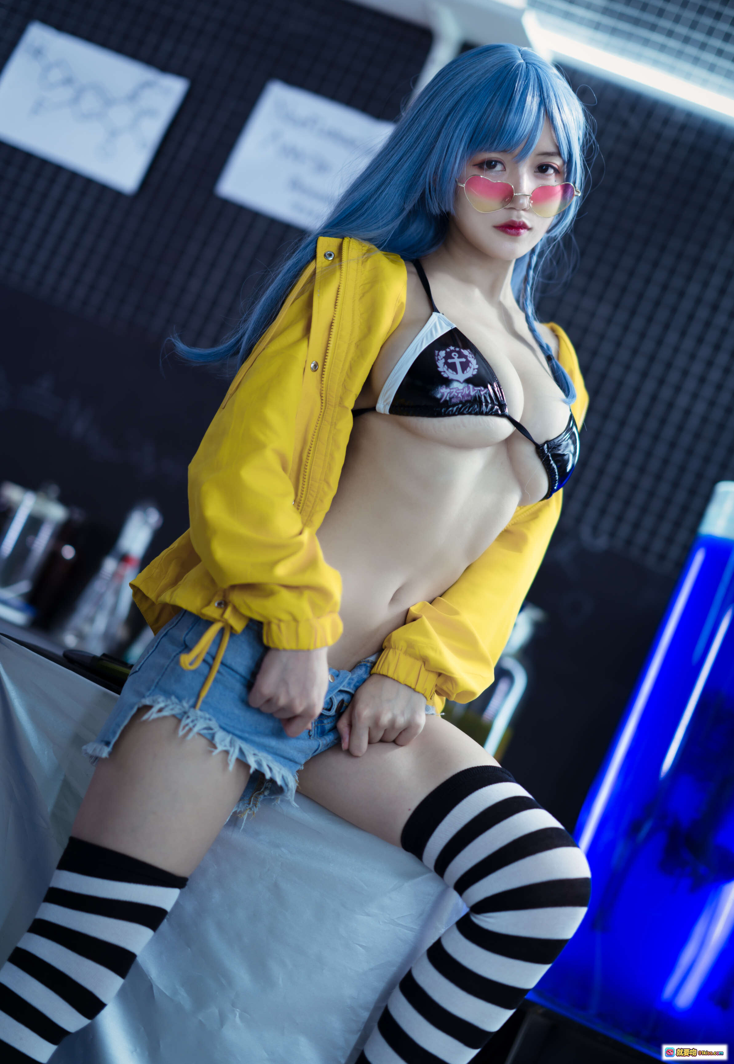 图片[5] - 小仓千代蓝发性感写真｜黄色外套黑比基尼｜透明玻璃箱光影艺术｜6月舰长限定40P高清图集 - 就要吻