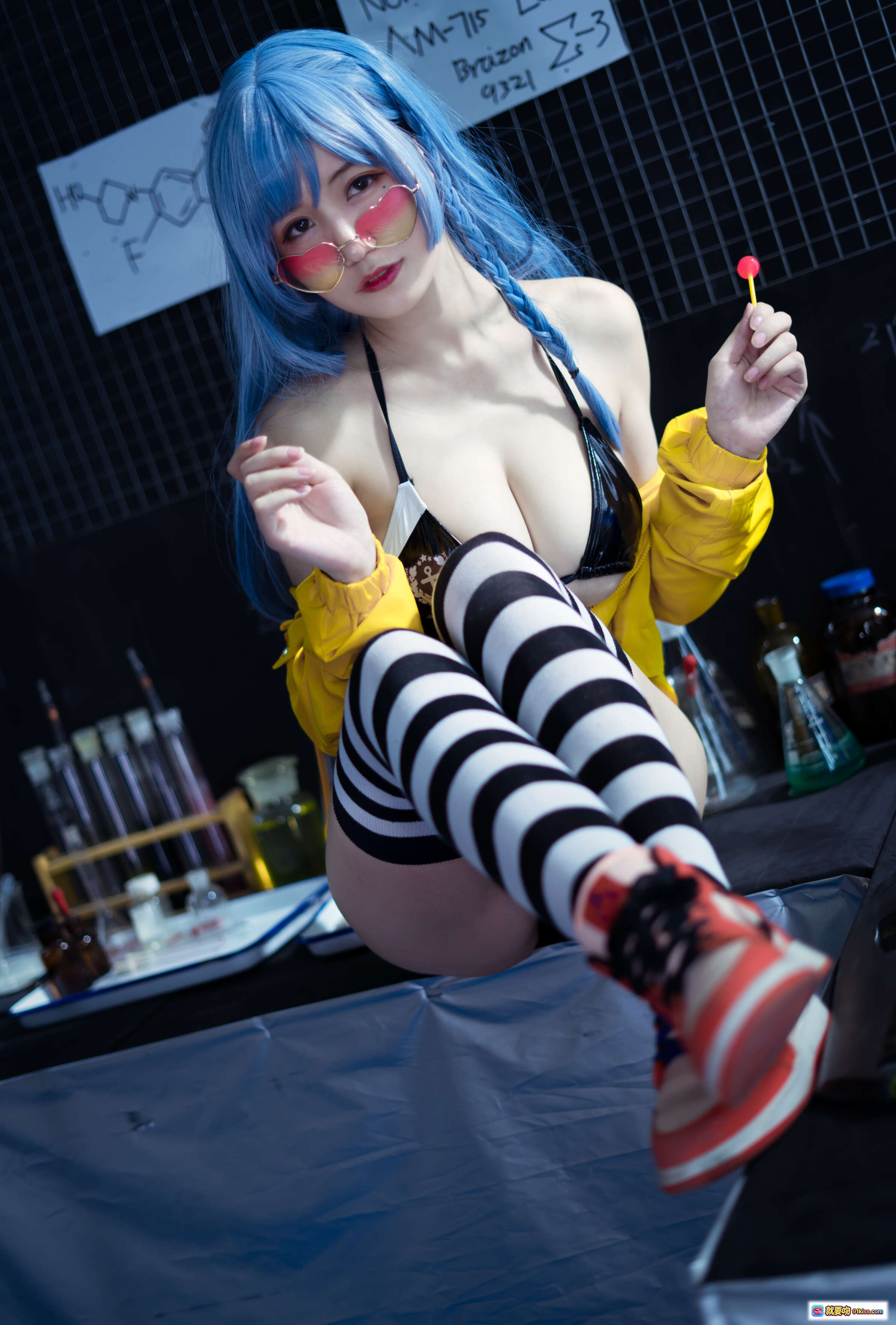 图片[9] - 小仓千代蓝发性感写真｜黄色外套黑比基尼｜透明玻璃箱光影艺术｜6月舰长限定40P高清图集 - 就要吻