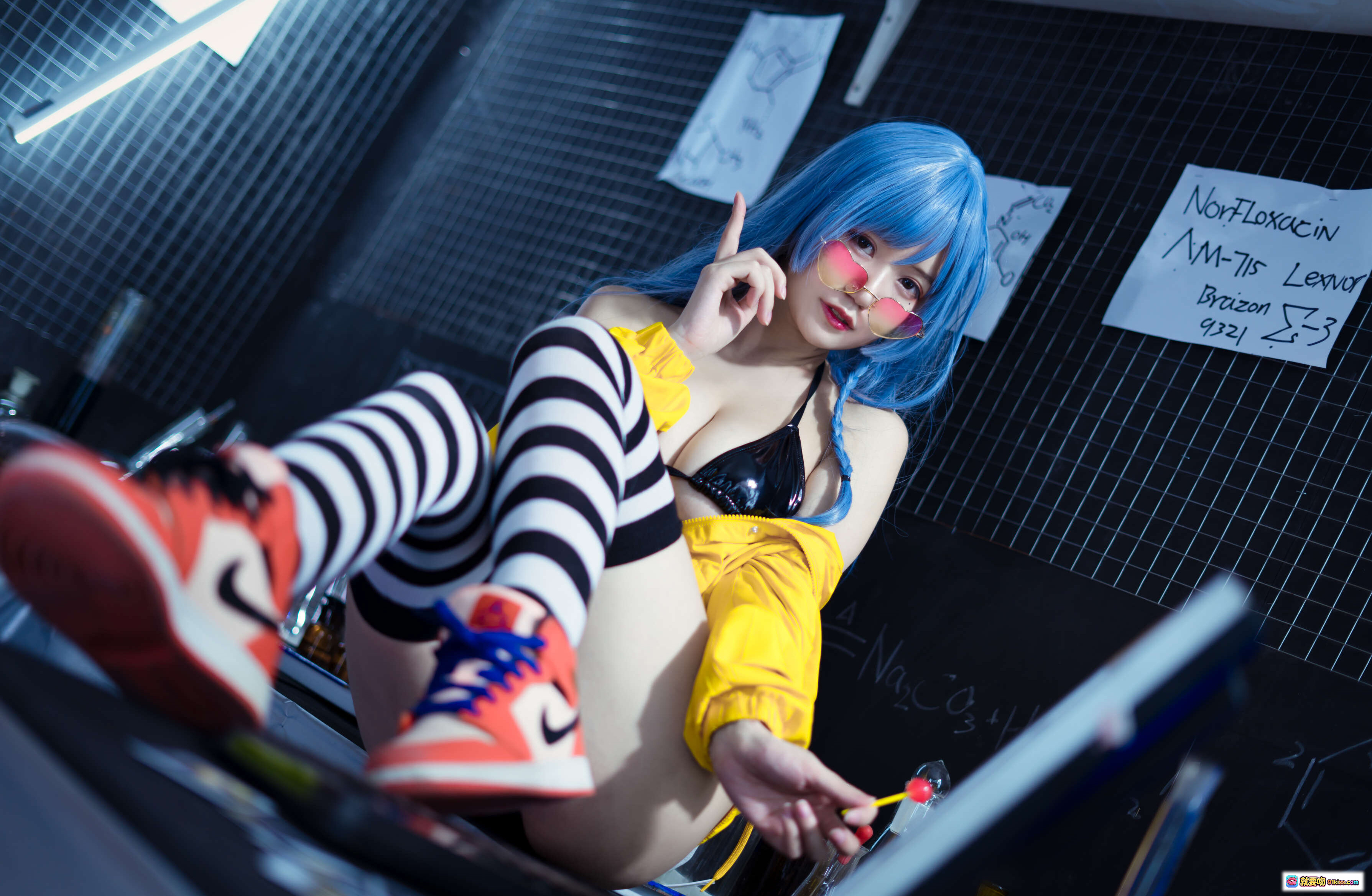 图片[4] - 小仓千代蓝发性感写真｜黄色外套黑比基尼｜透明玻璃箱光影艺术｜6月舰长限定40P高清图集 - 就要吻