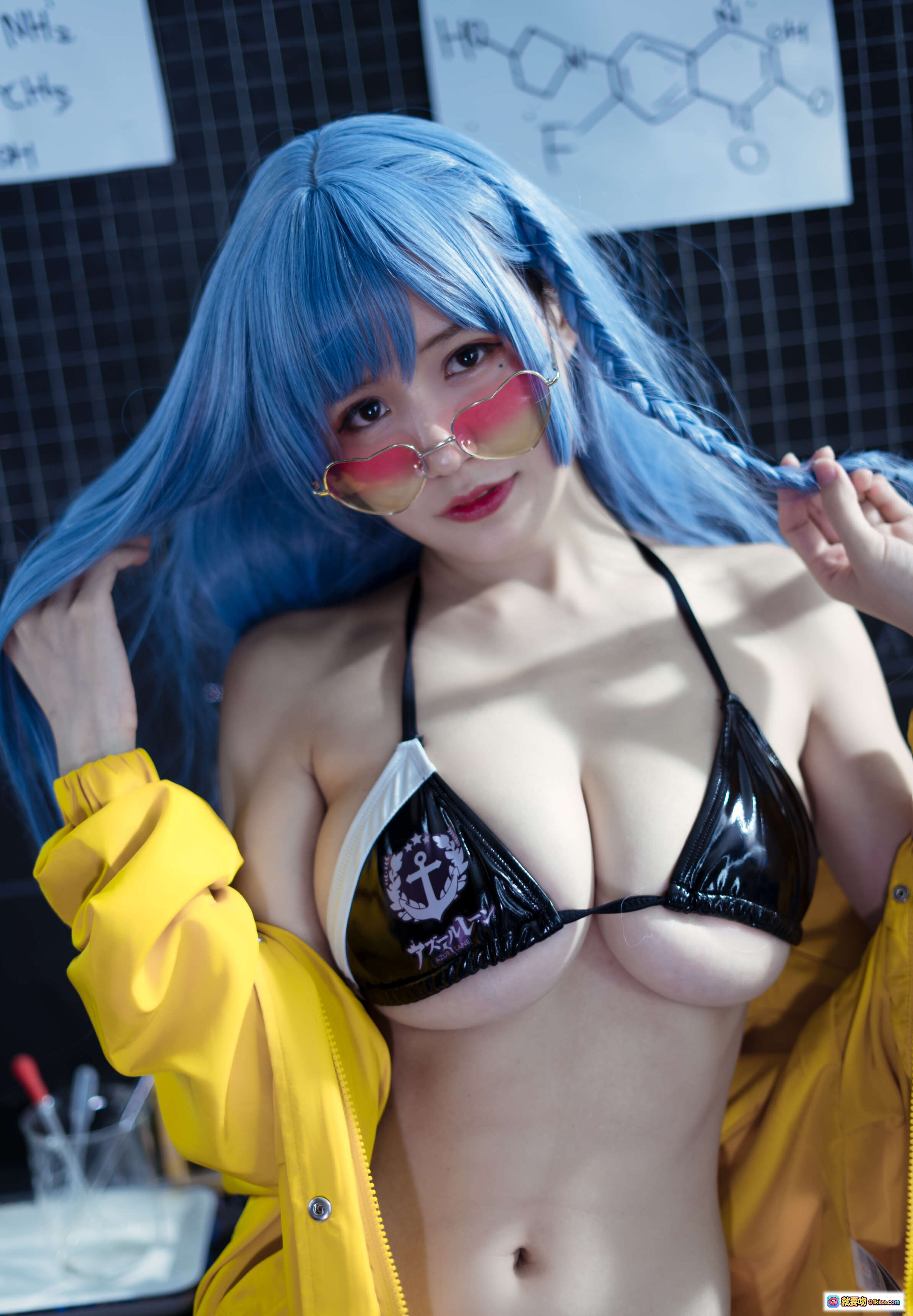 图片[8] - 小仓千代蓝发性感写真｜黄色外套黑比基尼｜透明玻璃箱光影艺术｜6月舰长限定40P高清图集 - 就要吻