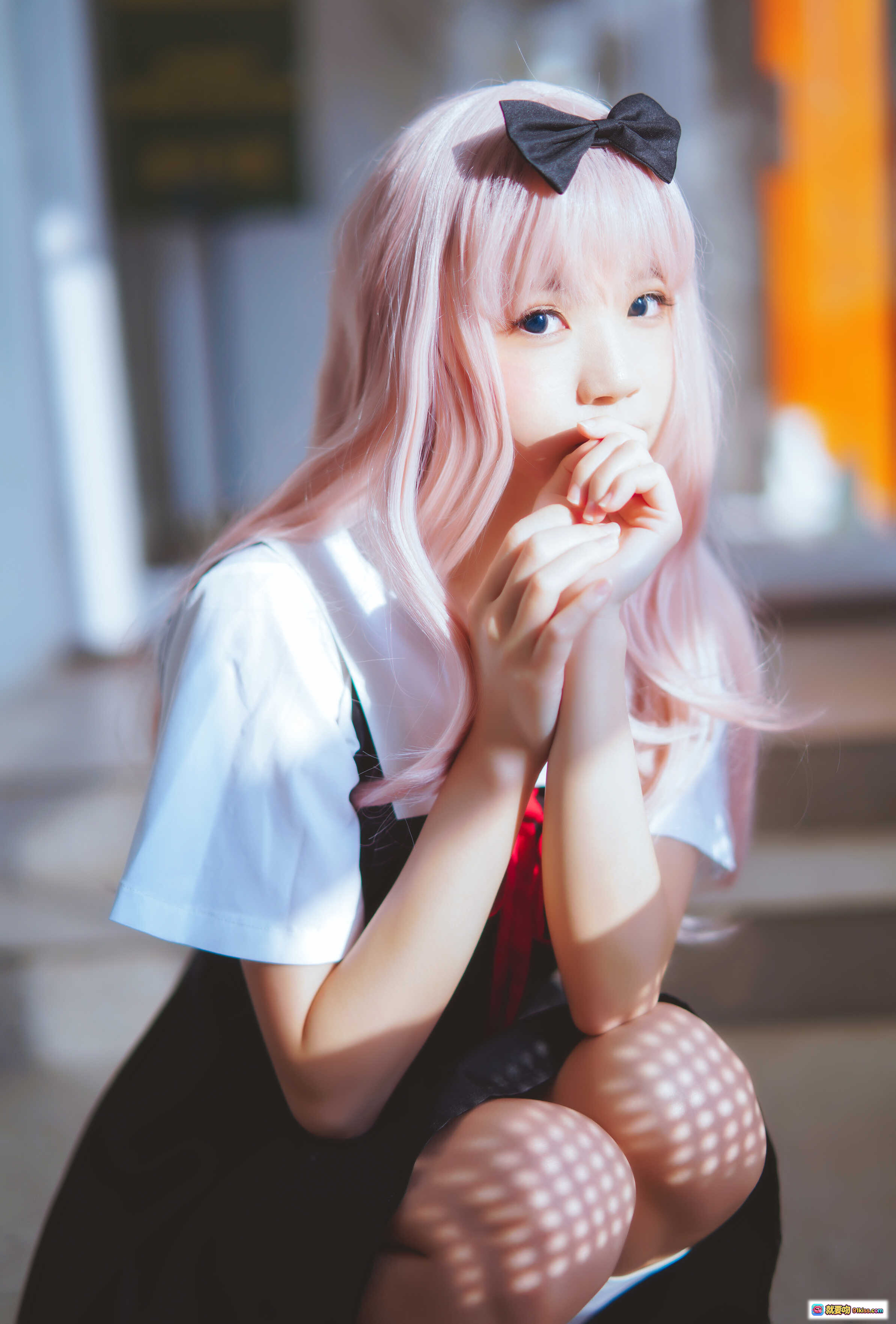 桜桃喵040藤原千花cosplay粉发少女黑蝴蝶结白衬衫黑裙格纹袜阳光写真48P - 就要吻
