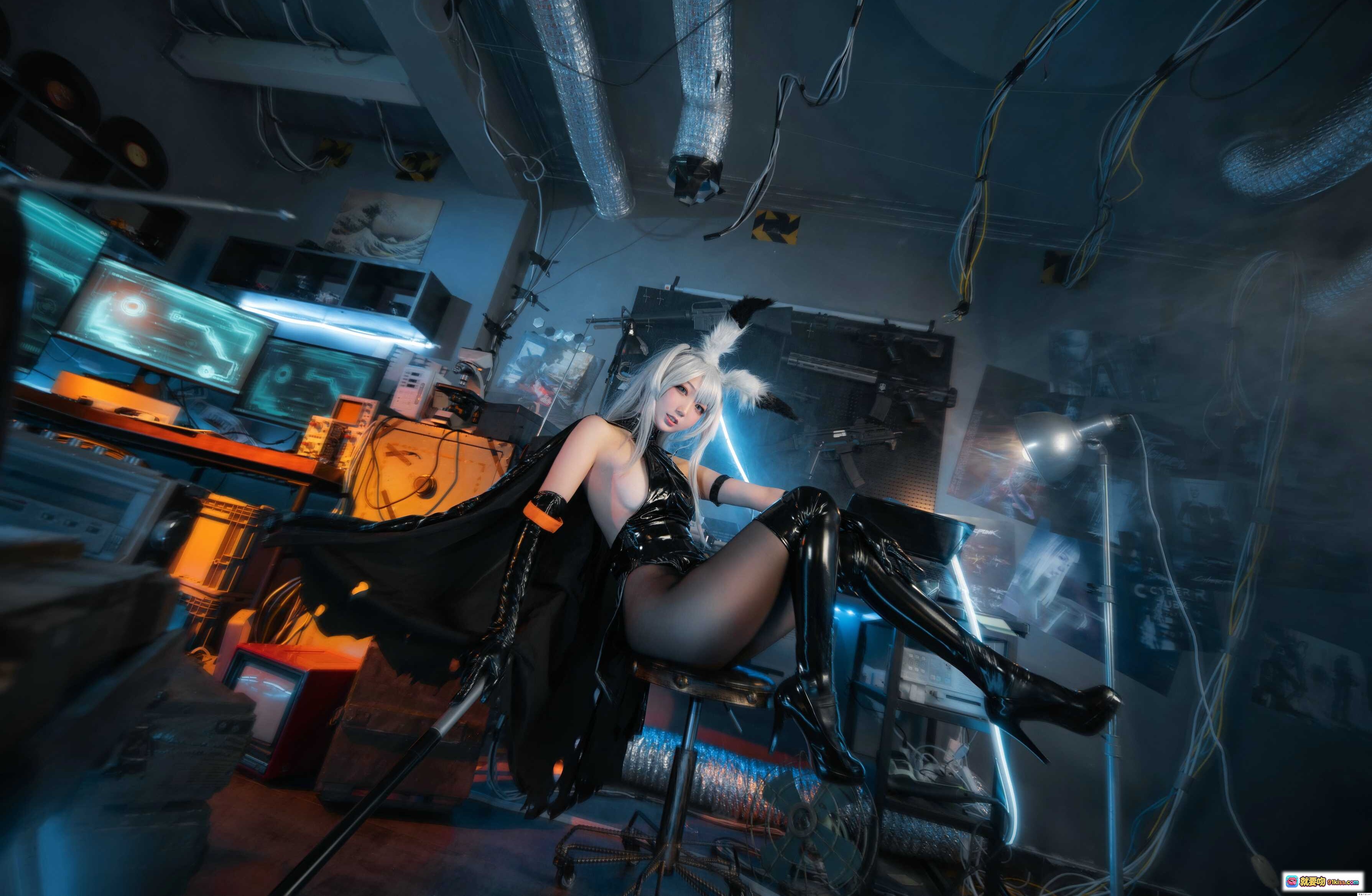 周叽可爱兔兔NO.014精二暴行22P303M赛博朋克风黑丝皮衣写真场景 - 就要吻