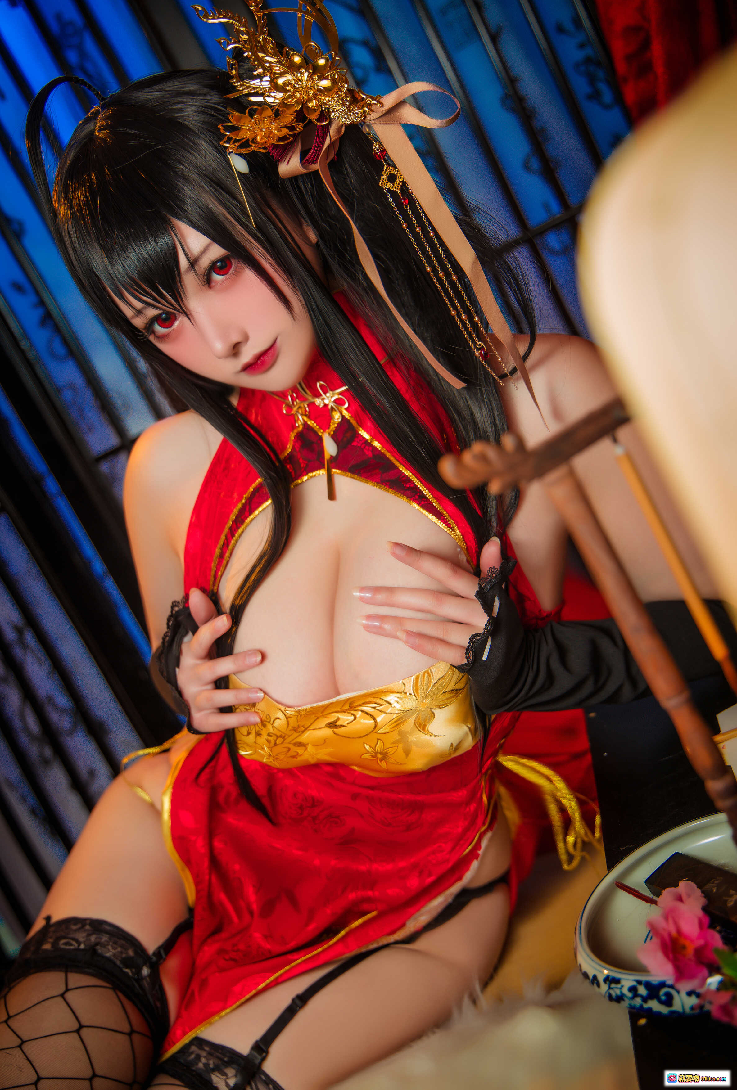 图片[2] - 念念_D NO.015 大凤旗袍COS写真｜黑发红裙渔网袜性感诱惑｜20P高清图集 - 就要吻