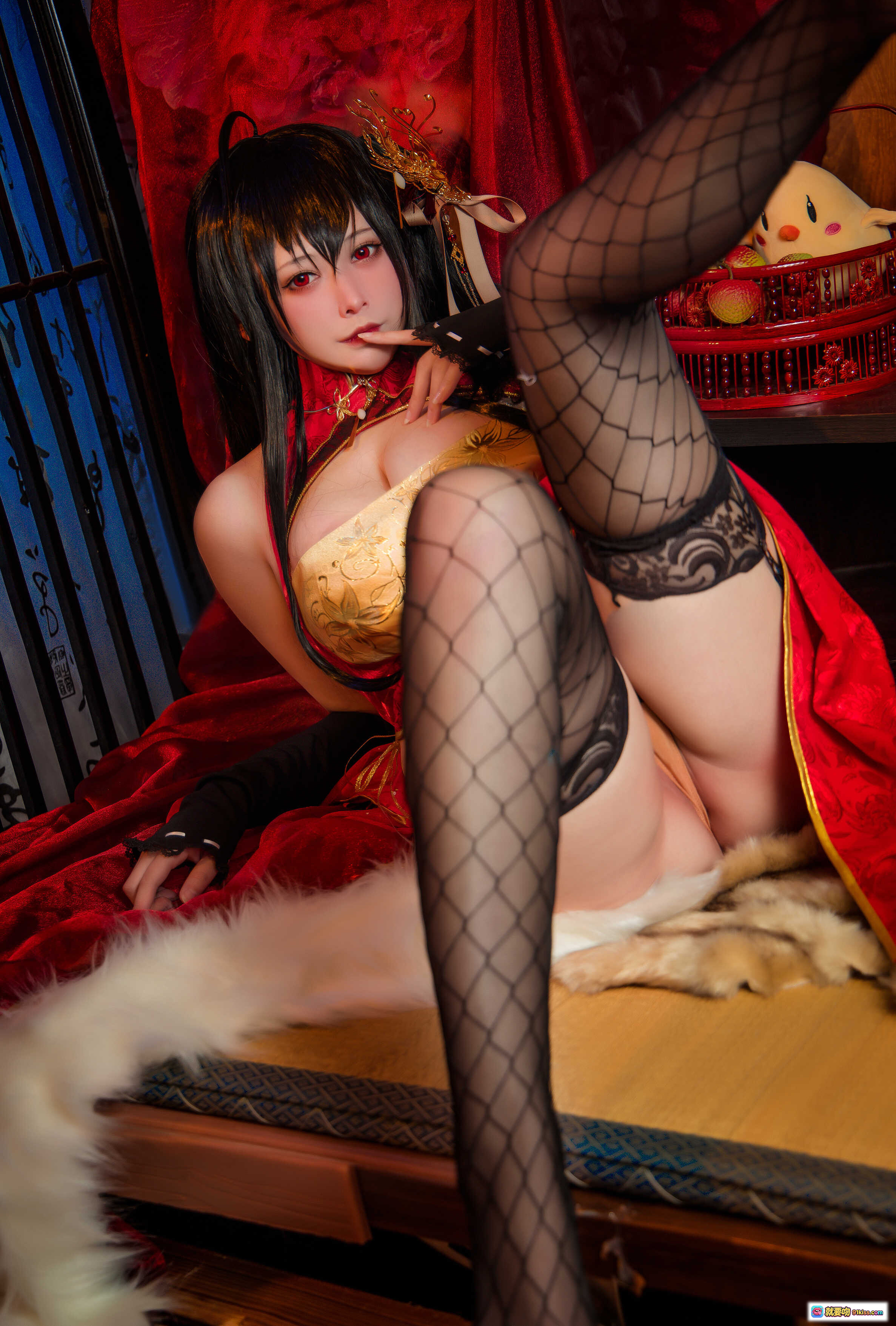 图片[1] - 念念_D NO.015 大凤旗袍COS写真｜黑发红裙渔网袜性感诱惑｜20P高清图集 - 就要吻
