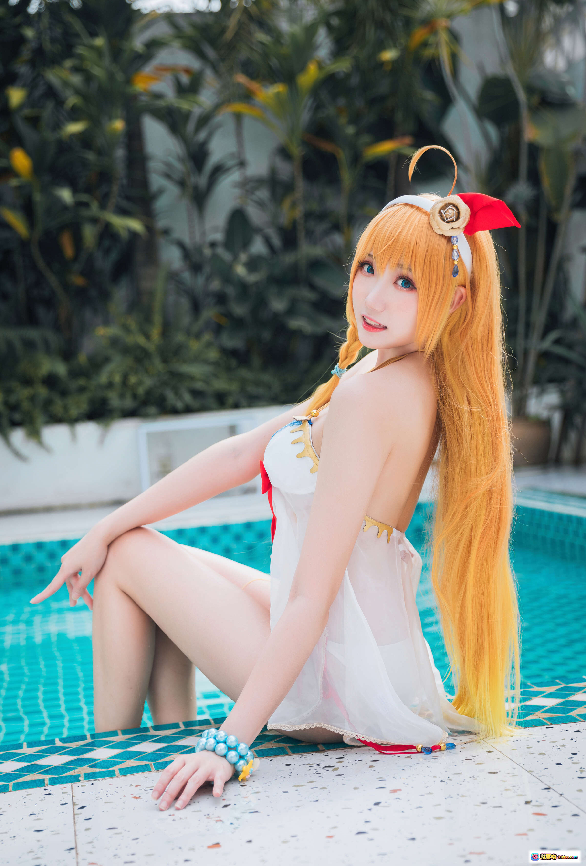 瓜希酱NO.034公主连结夏日御三家cos泳池写真 金发双马尾白裙比基尼少女美腿性感清凉风 - 就要吻