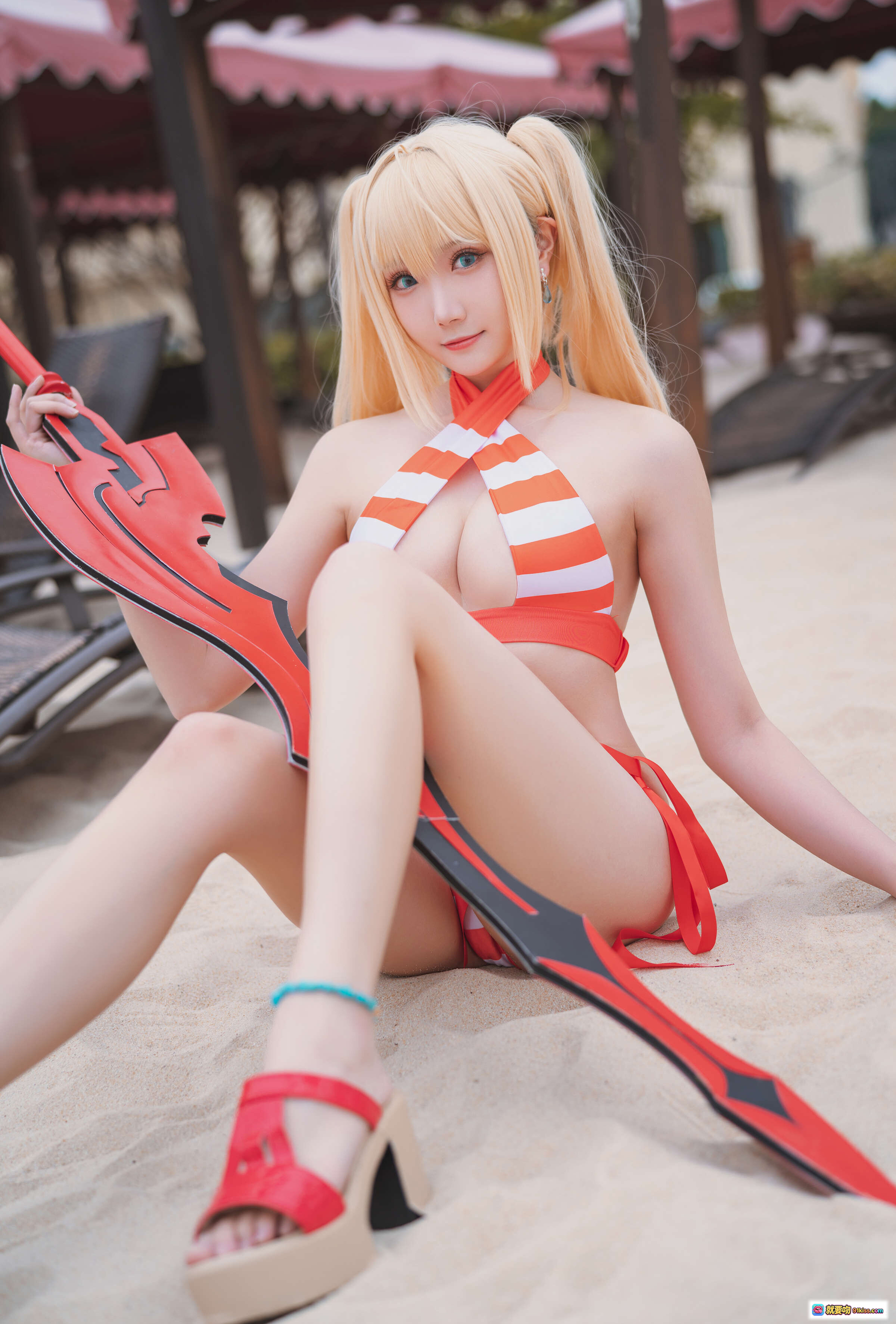 图片[9] - 瓜希酱NO.032尼禄水着cosplay沙滩写真 金发双马尾红白条纹比基尼性感跪姿海边摄影 - 就要吻