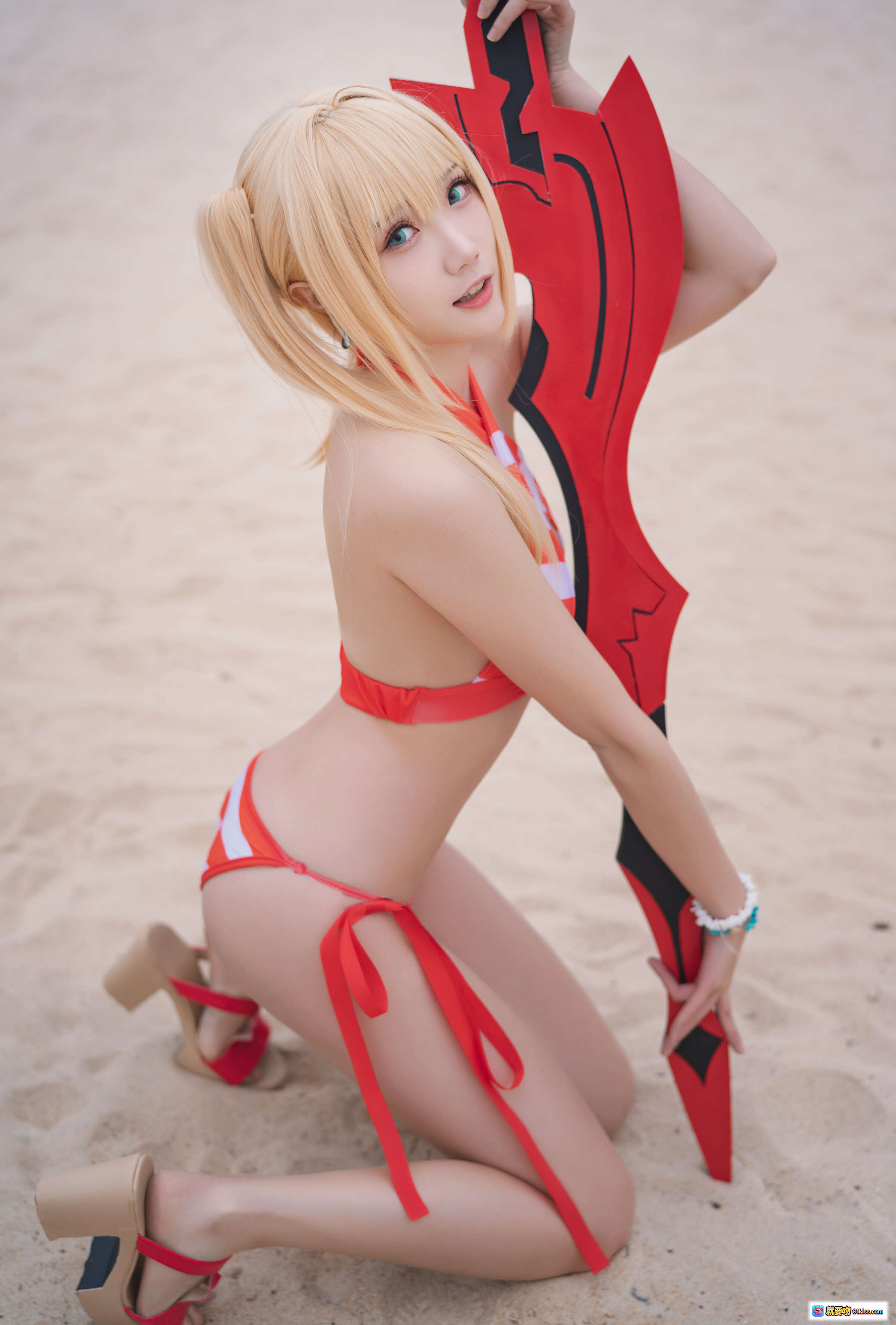 图片[8] - 瓜希酱NO.032尼禄水着cosplay沙滩写真 金发双马尾红白条纹比基尼性感跪姿海边摄影 - 就要吻