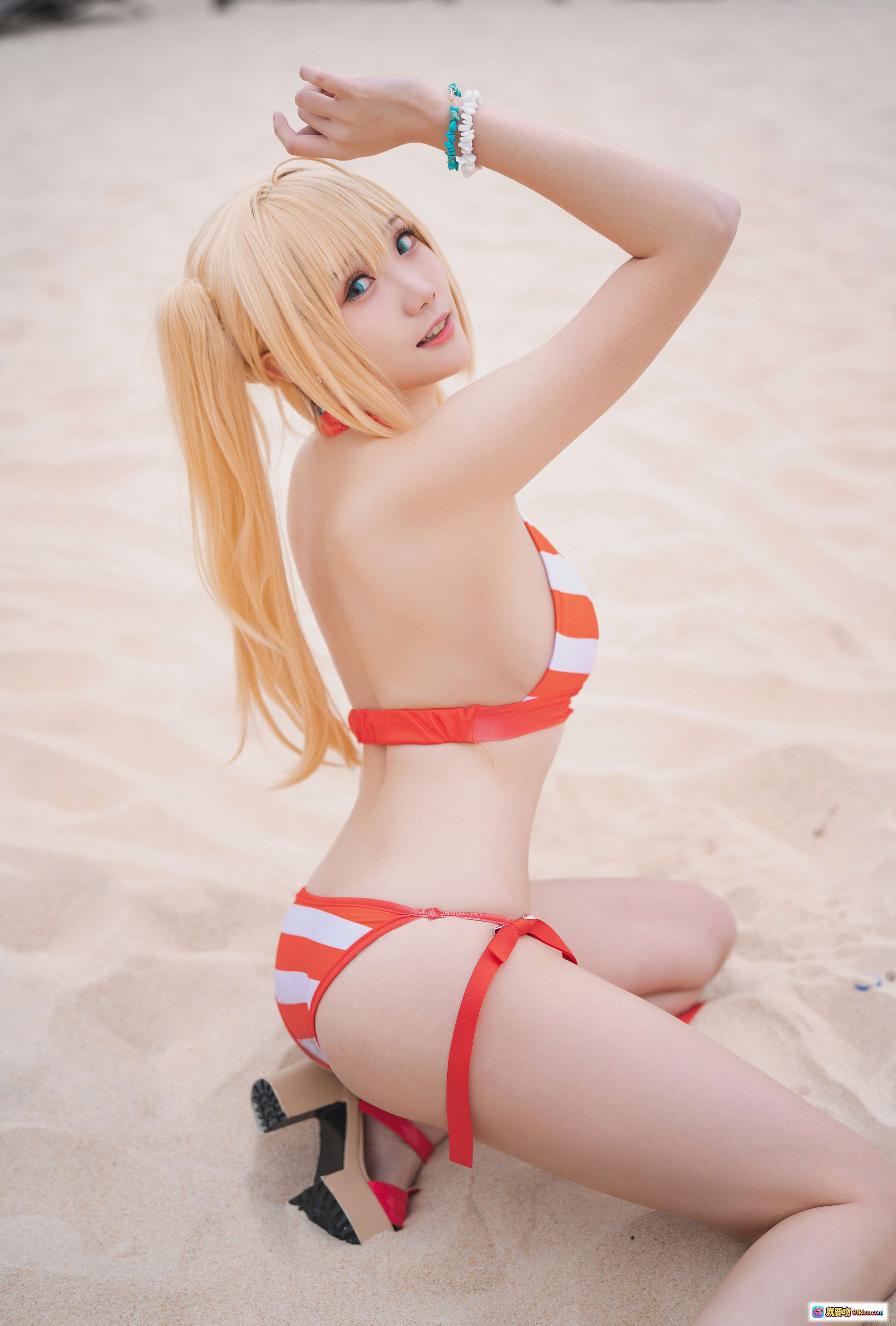 图片[3] - 瓜希酱NO.032尼禄水着cosplay沙滩写真 金发双马尾红白条纹比基尼性感跪姿海边摄影 - 就要吻