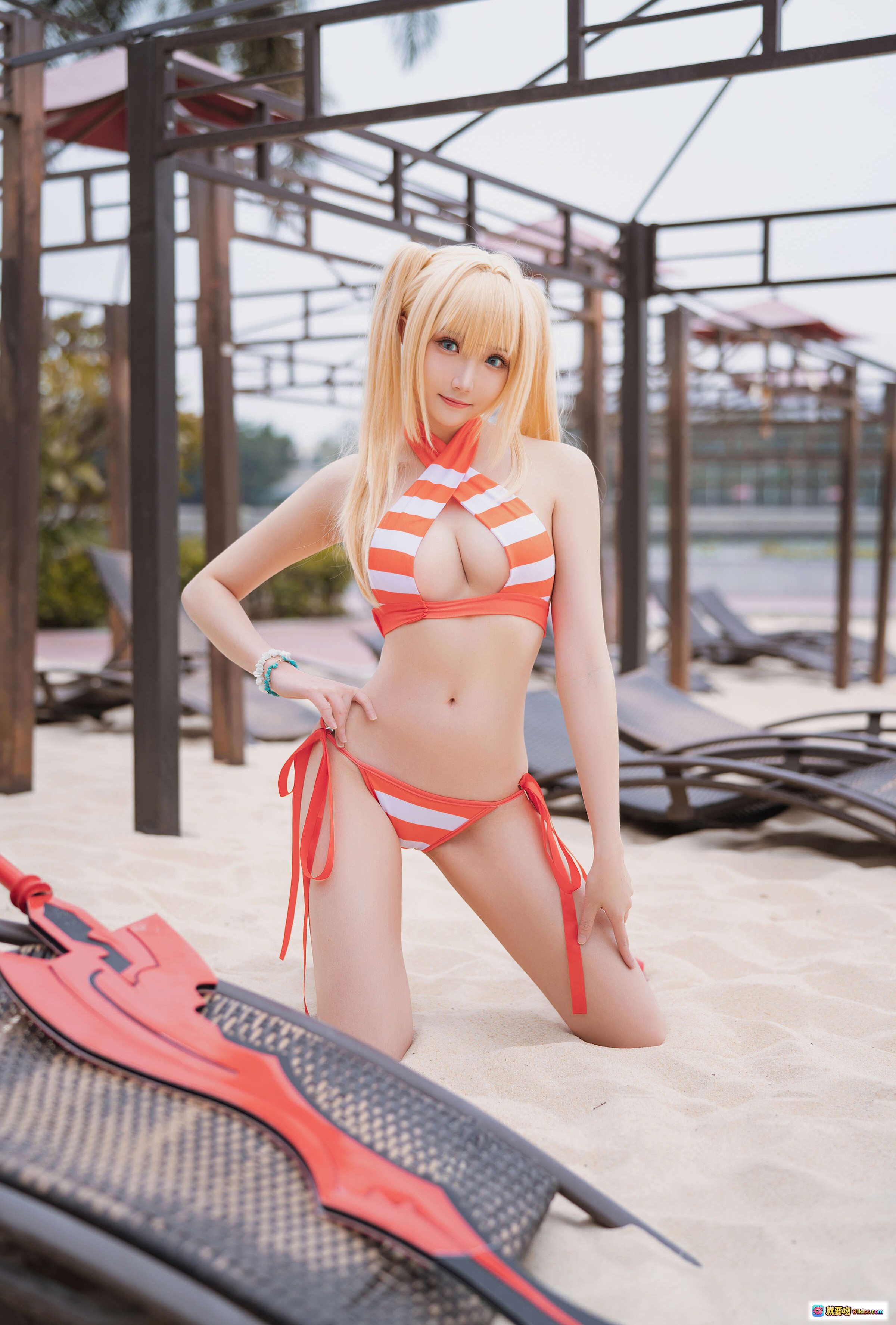 图片[10] - 瓜希酱NO.032尼禄水着cosplay沙滩写真 金发双马尾红白条纹比基尼性感跪姿海边摄影 - 就要吻