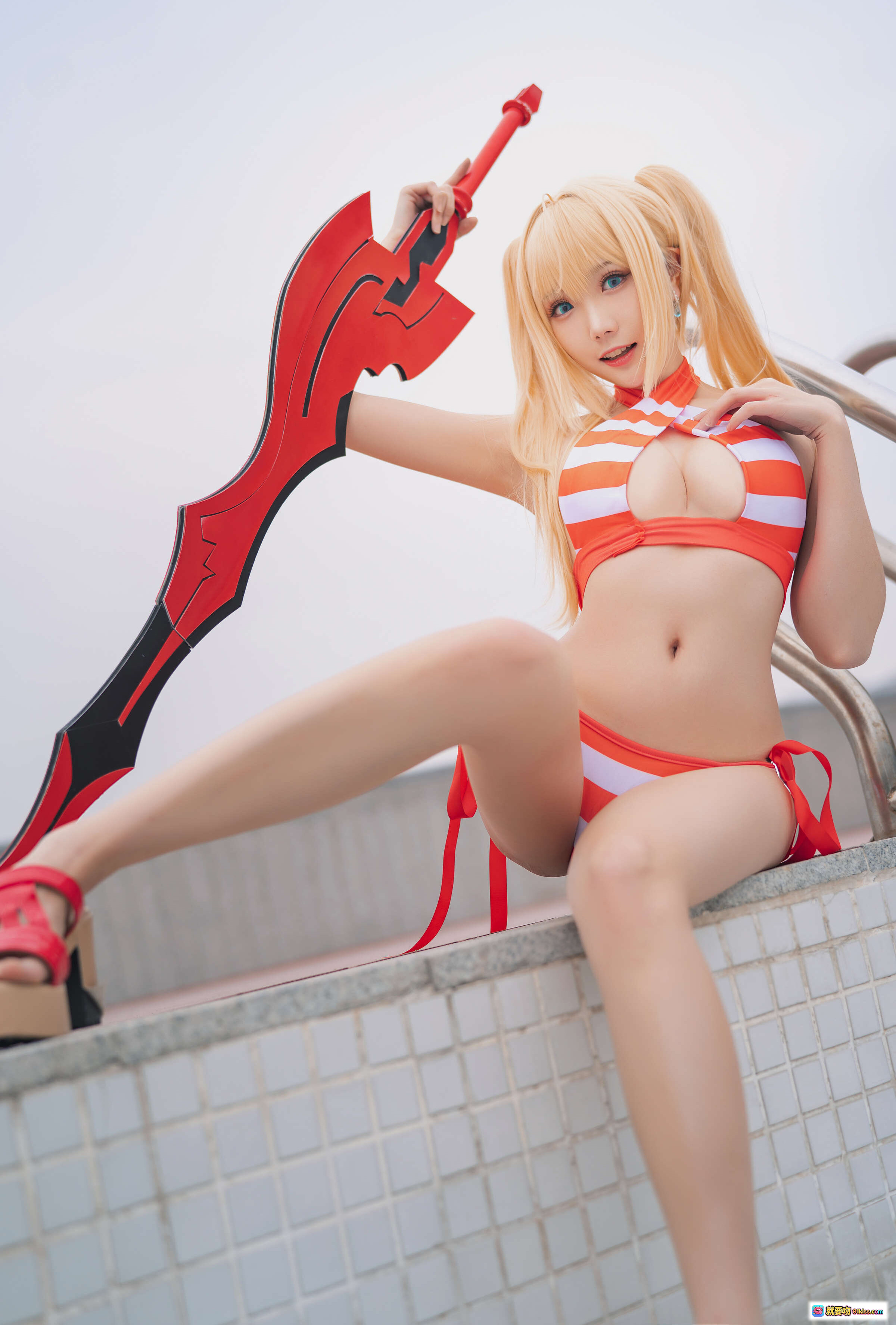 图片[4] - 瓜希酱NO.032尼禄水着cosplay沙滩写真 金发双马尾红白条纹比基尼性感跪姿海边摄影 - 就要吻