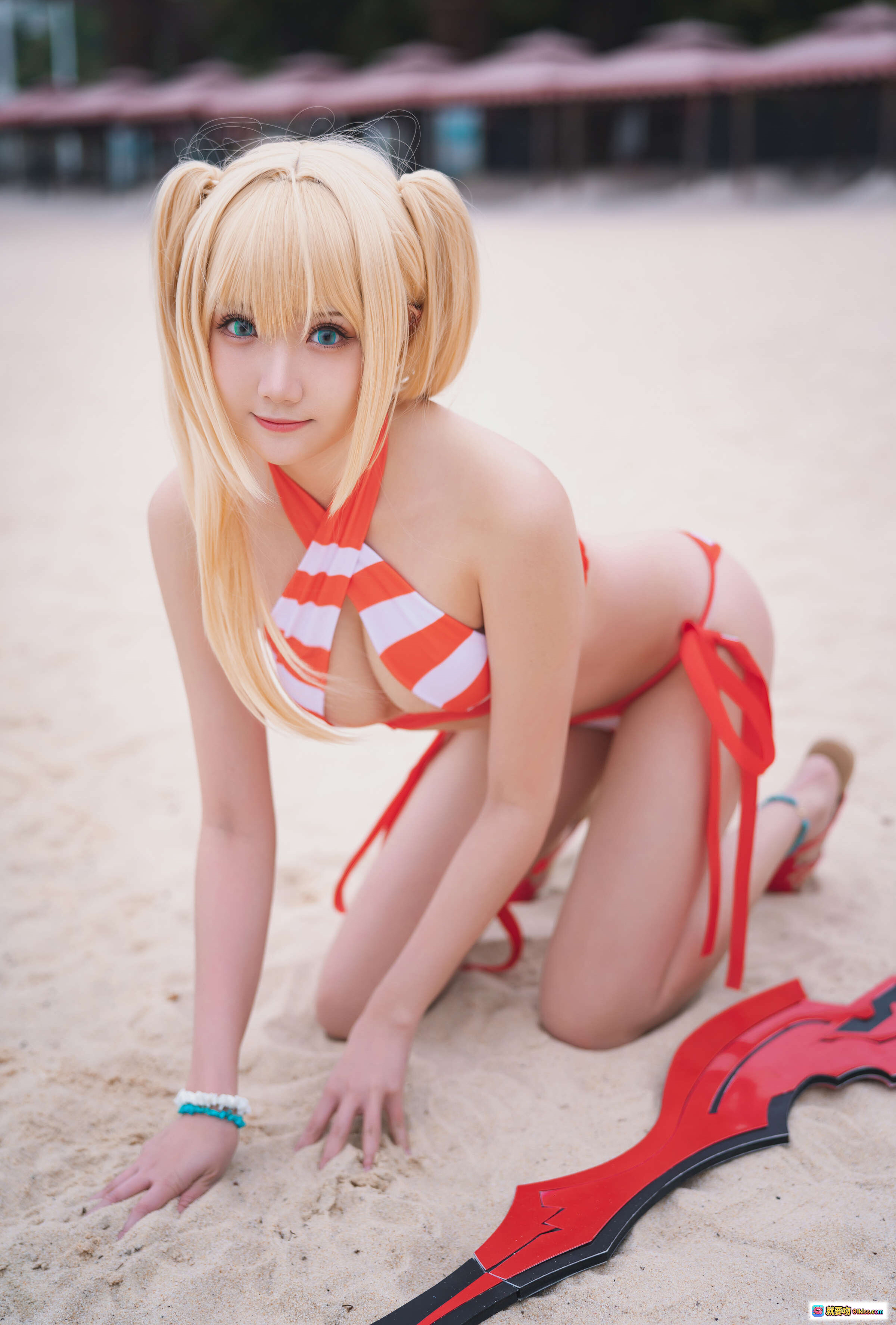 瓜希酱NO.032尼禄水着cosplay沙滩写真 金发双马尾红白条纹比基尼性感跪姿海边摄影 - 就要吻