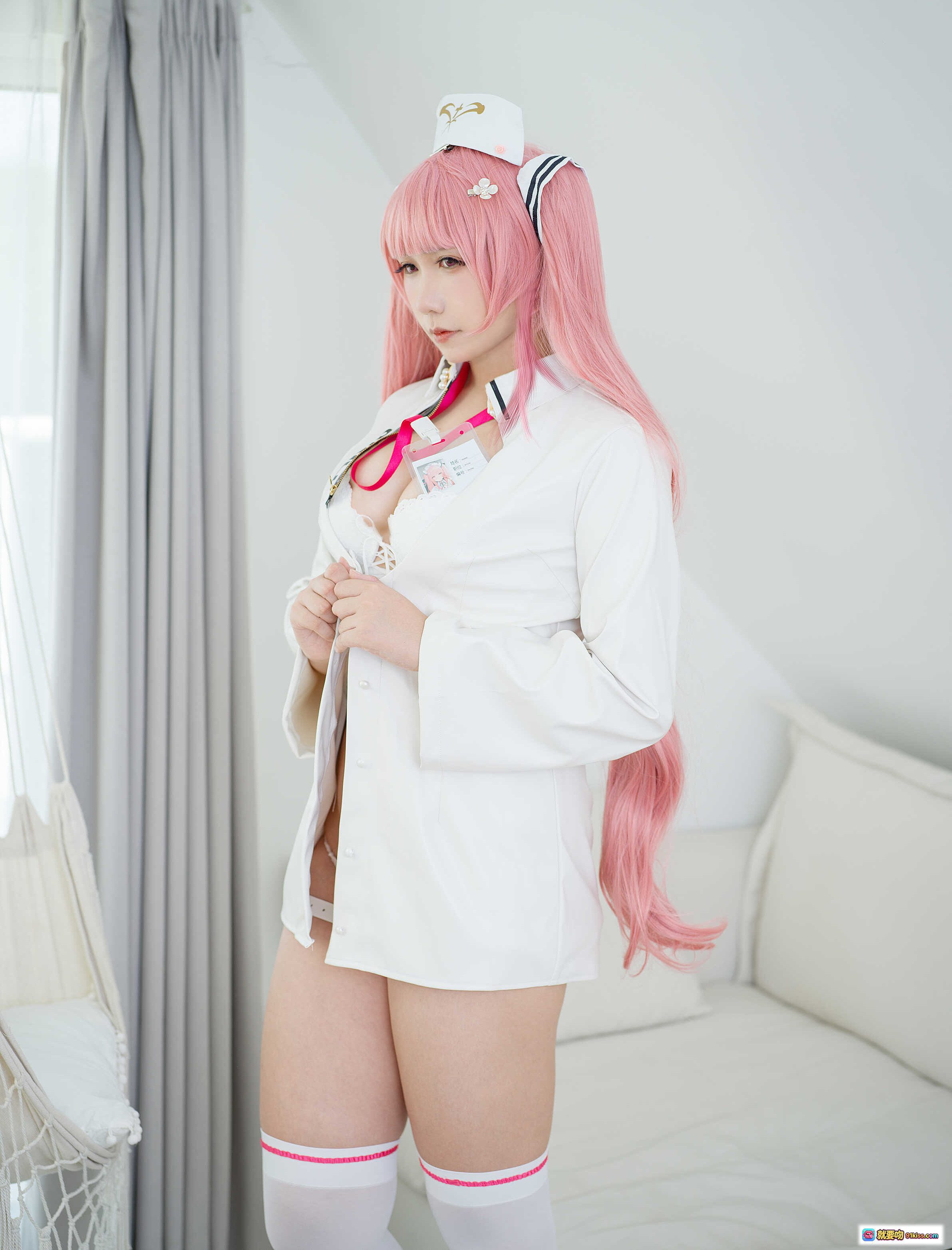 麻花酱NO.012英仙座cosplay护士装粉发少女白裙长袜室内写真35P高清图集 - 就要吻