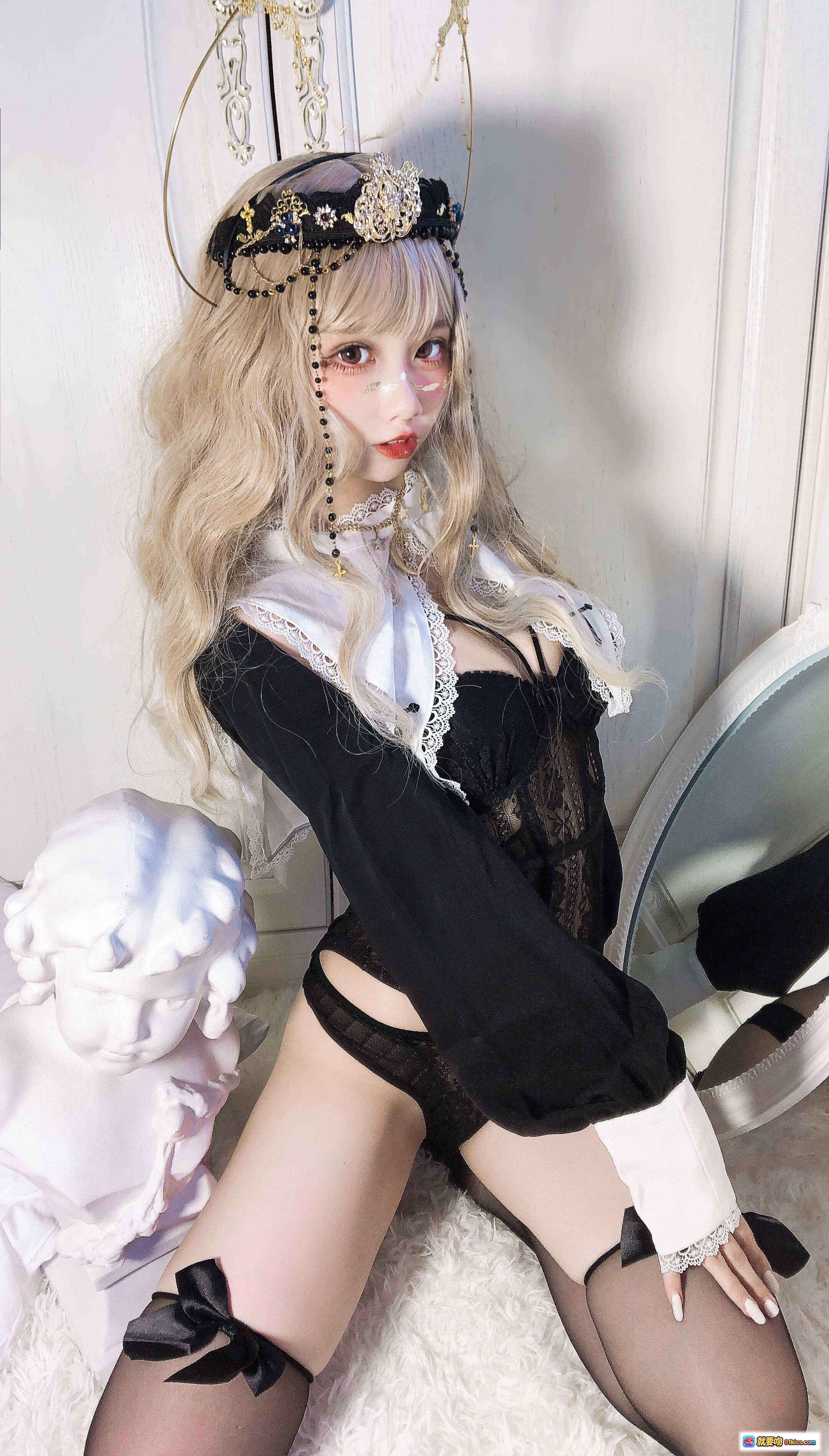 图片[4] - 果咩酱w NO.013 叛逆修女写真 金发蕾丝黑丝美腿 白毛绒地毯复古镜前私房照 30P高清图集 - 就要吻